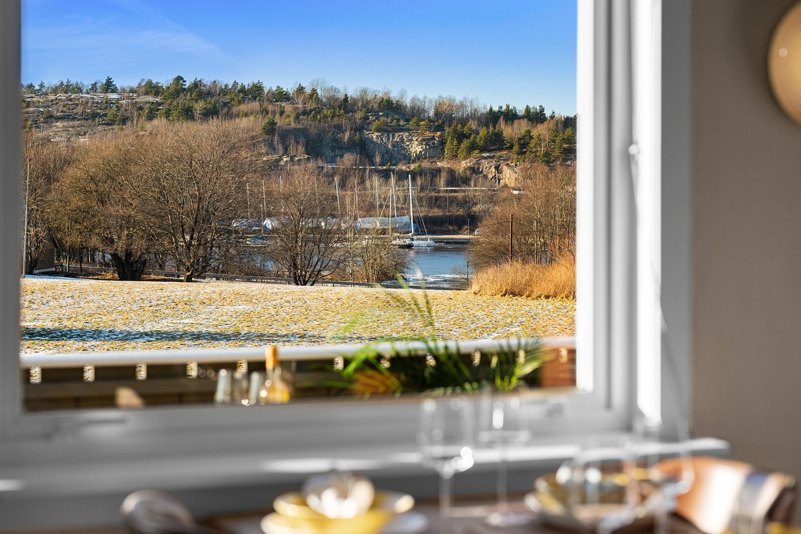 Leilighetens plassering er meget attraktiv - kanskje blant de beste på Lundheim? Ingen foran, fint utsyn og gløtt av Glomma. Galleribilde