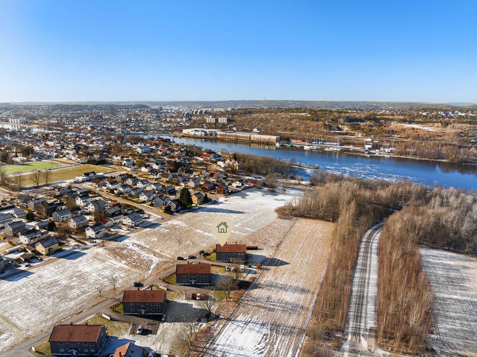 Til byen og togstasjonen er det kort sykkelavstand eller et fåtall minutter med buss som svært hyppig har avganger fra Lundheim. Galleribilde