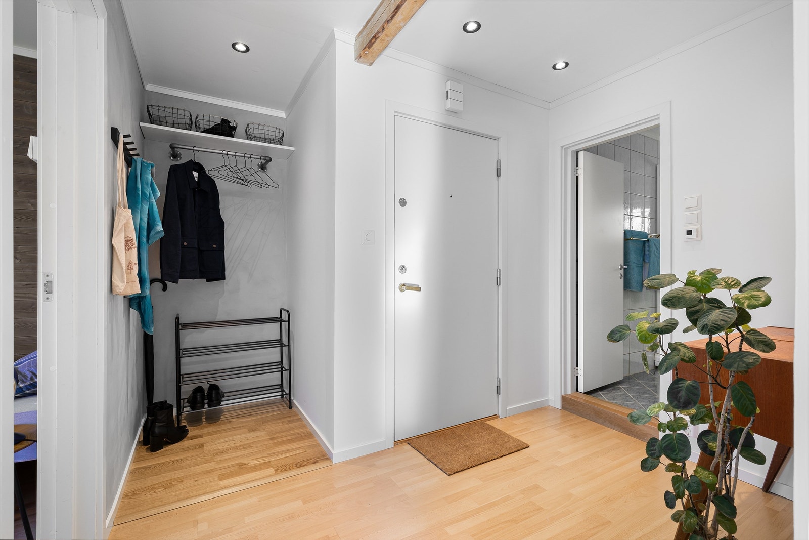 Entreens innfelte spotter kan betjenes både med trådløs dimmer og via appen Plejd. Galleribilde