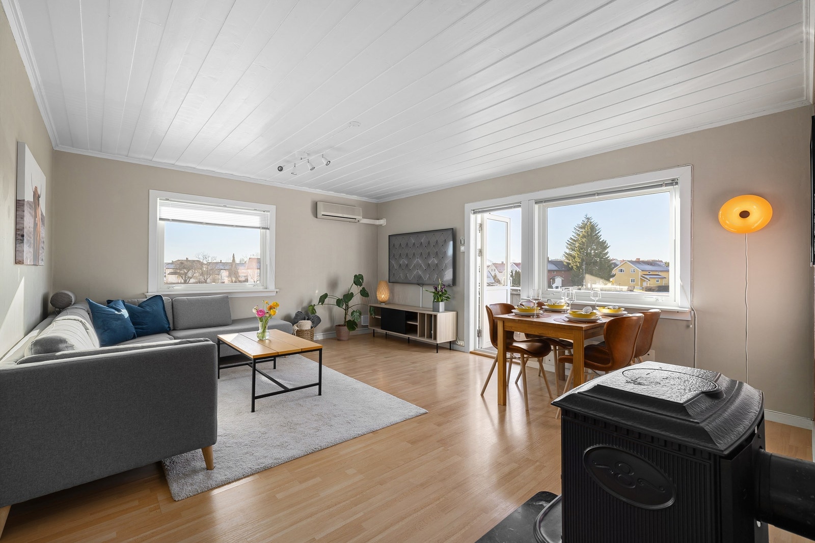 Med vinduer henvendt i både sydlig og vestlig retning samt kun åpent åkerlandskap utenfor har stuen gode lysforhold også vinterstid. Galleribilde