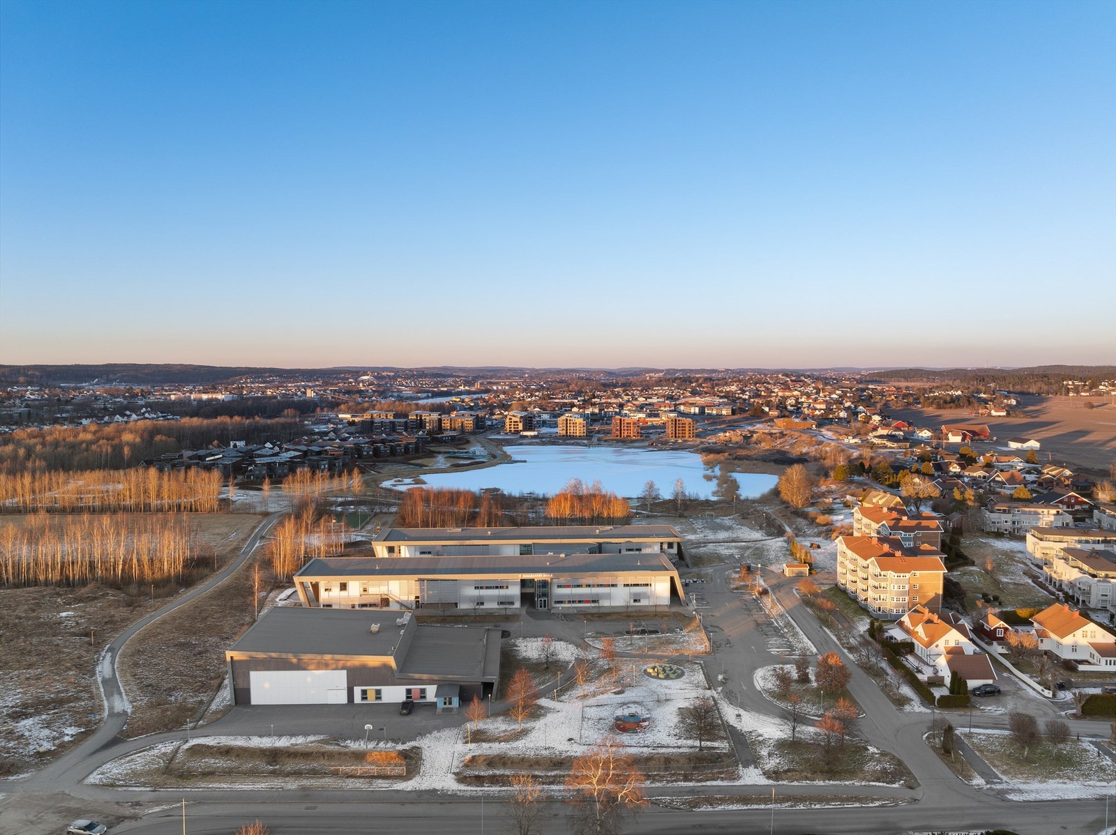 Til moderne Sagabakken skole er det kun 400 meter å tusle. I nærområdet finnes også flere barnehager. Galleribilde