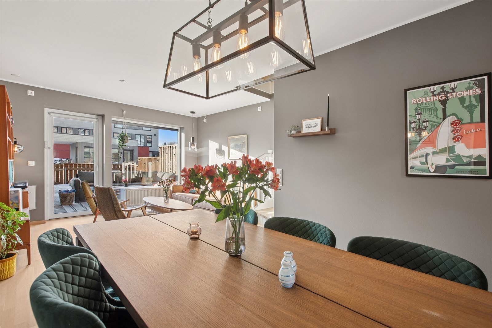 Stuen er designet for komfort og sosiale sammenkomster, med rikelig plass til både en sofagruppe, godstolen og TV-møblement. Galleribilde