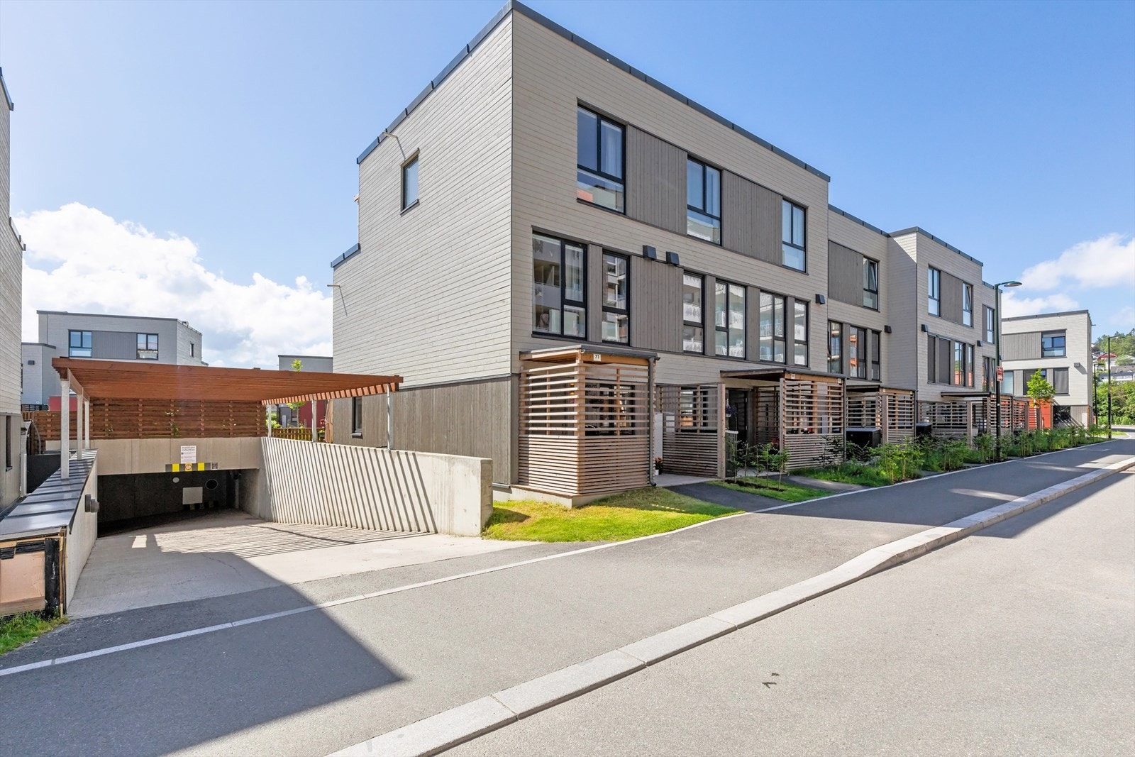 Fra boligen er det enkel adkomst til garasjekjeller og kjellerbod. Galleribilde