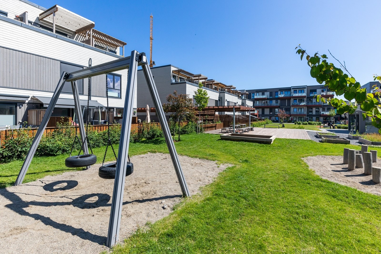 Borettslaget har et stort fellesområde som er pent opparbeidet. Galleribilde