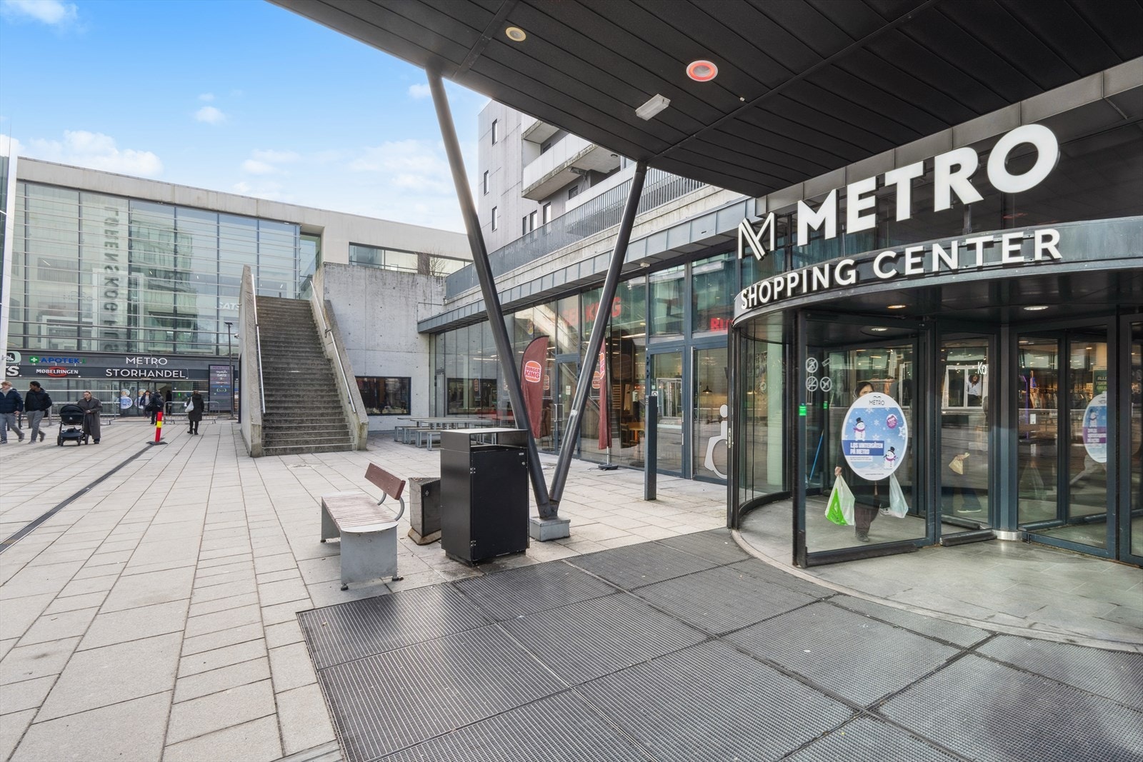I nærområdet ligger også Metro senter med et godt utvalg av butikker og spisesteder. Galleribilde