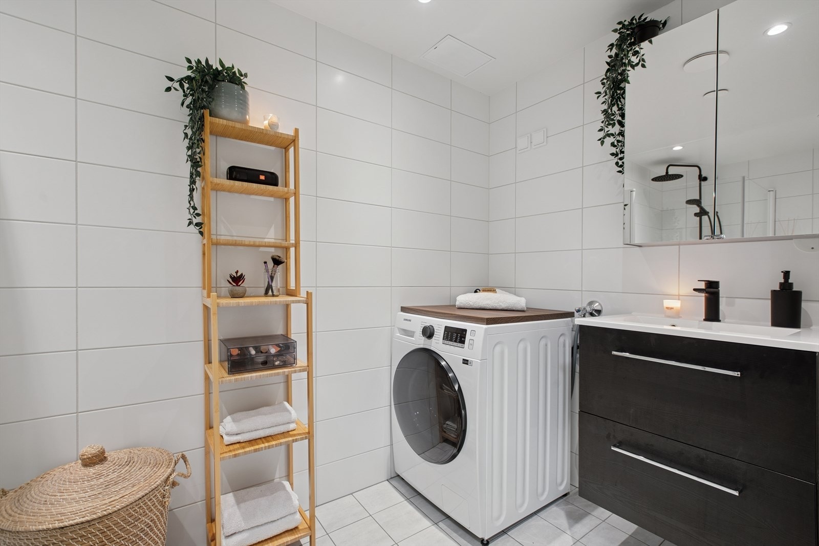 Badet ligger i 2. etasje og er pent flislagt med vannbåren gulvvarme. Galleribilde