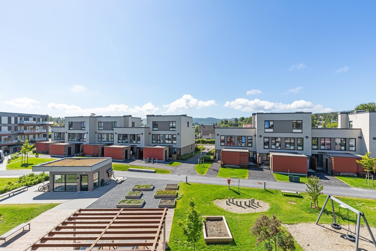 Borettslaget har en pen og velstelt tomt som tas hånd om av vaktmestertjeneste. Galleribilde