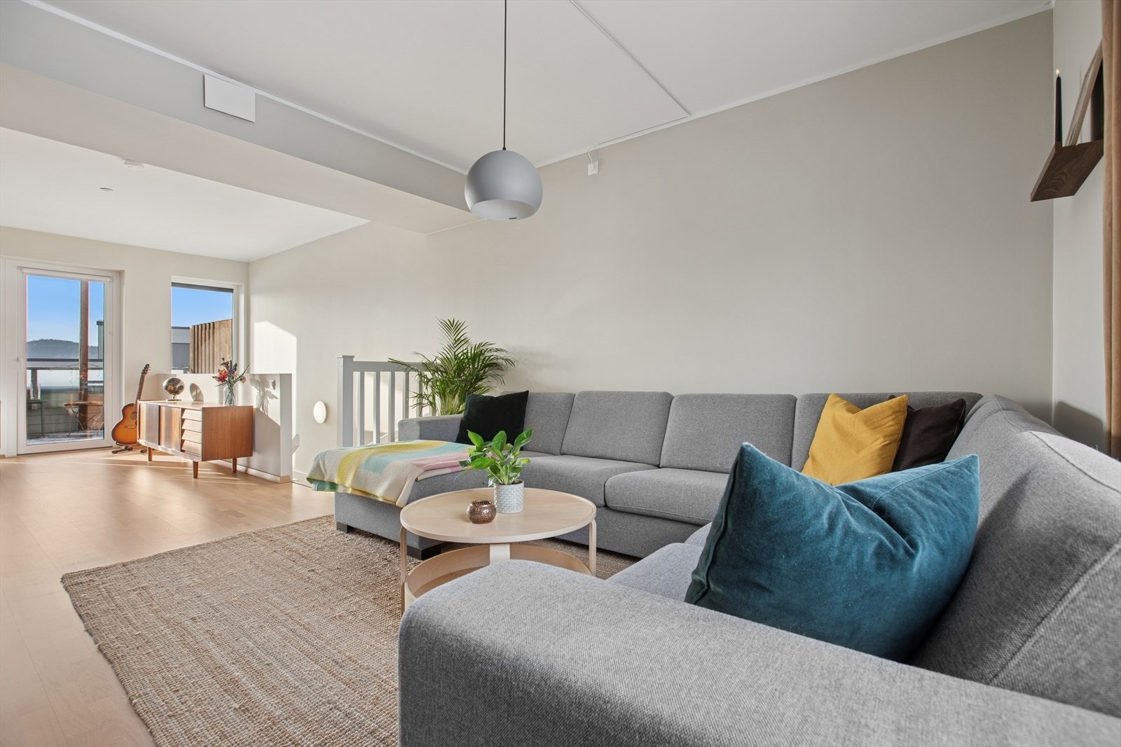 I tillegg til stuen i hovedetasjen er det også en stor og praktisk stue i 3. etasje. Rommet kan fint deles i to dersom det er ønskelig med et fjerde soverom og samtidig ha en loftstue. Galleribilde