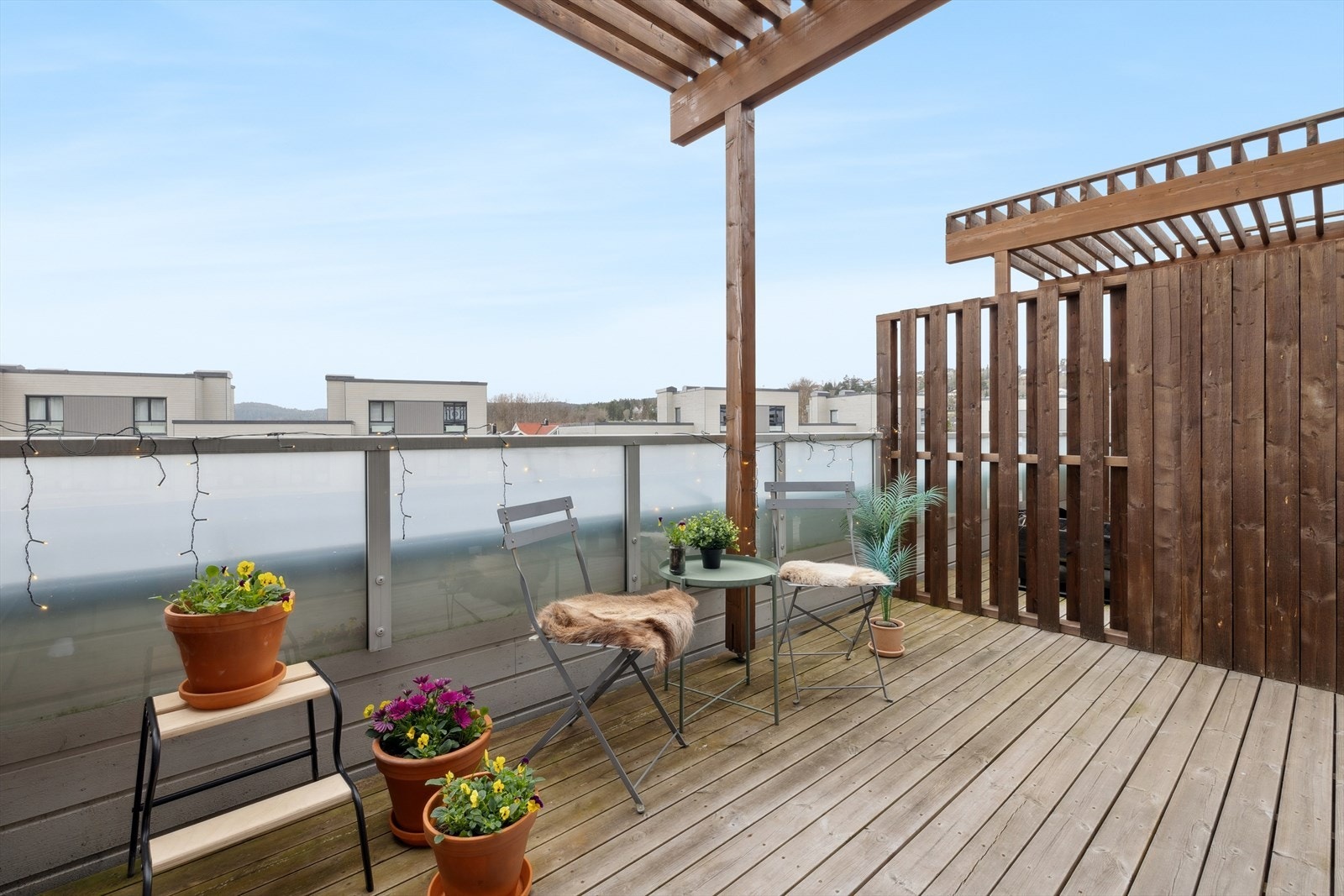 Fra loftstuen er det utgang til usjenert takterrasse med flotte solforhold og utsikt over nabolaget. Galleribilde