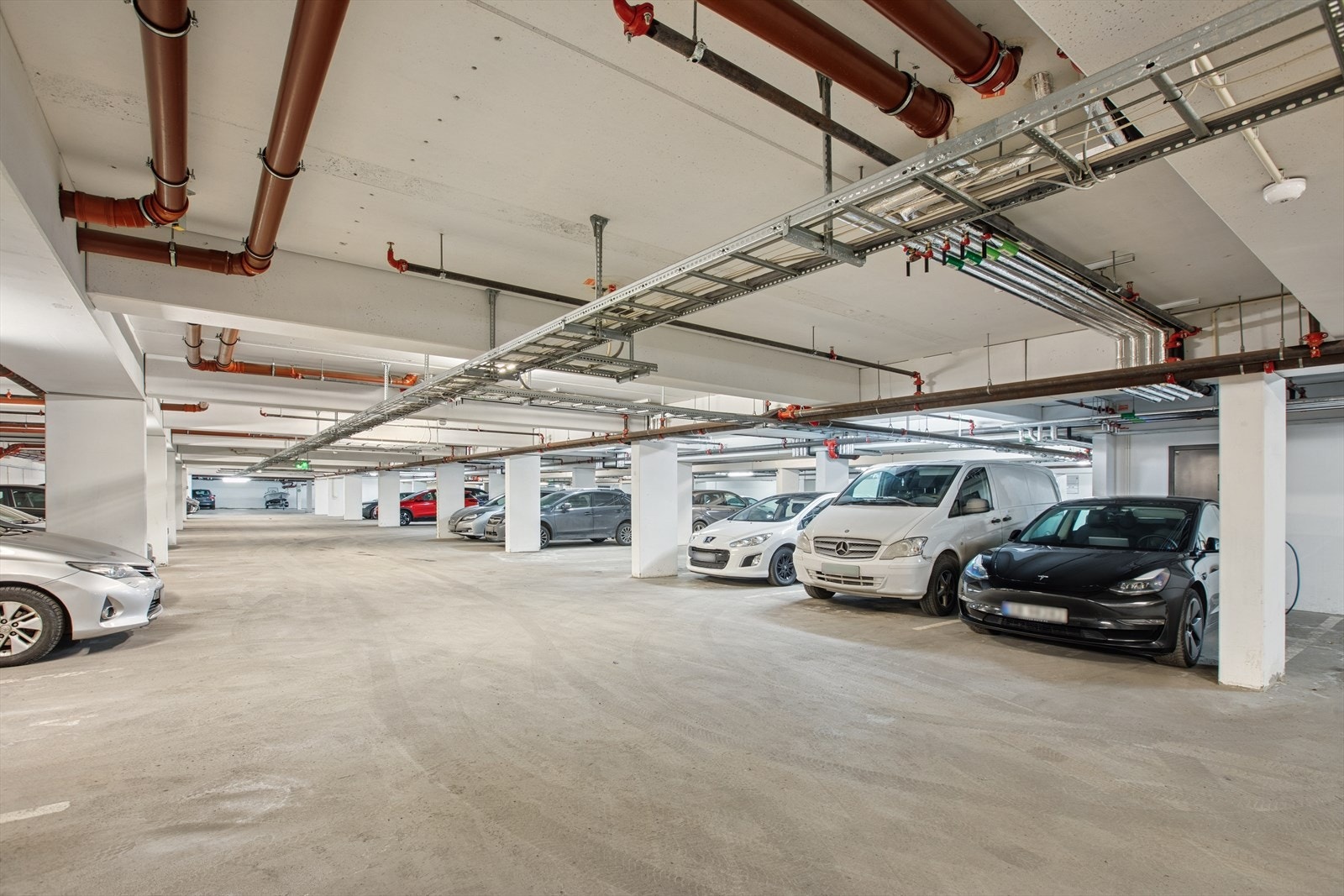 Boligen disponerer en garasjepass med elbillader - Det er egen dør til sportsboden som ligger rett bak parkeringsplassen. Galleribilde