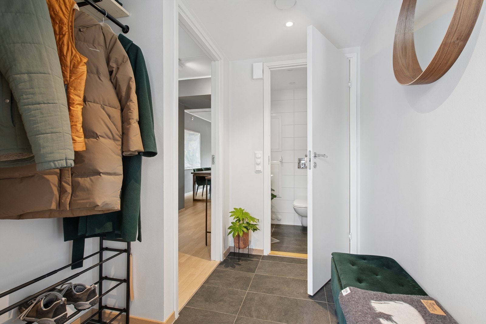 Her er det god plass til yttertøy og sko, og det er tilgang til en praktisk bod under trappen i stuen for ytterligere oppbevaring. Galleribilde