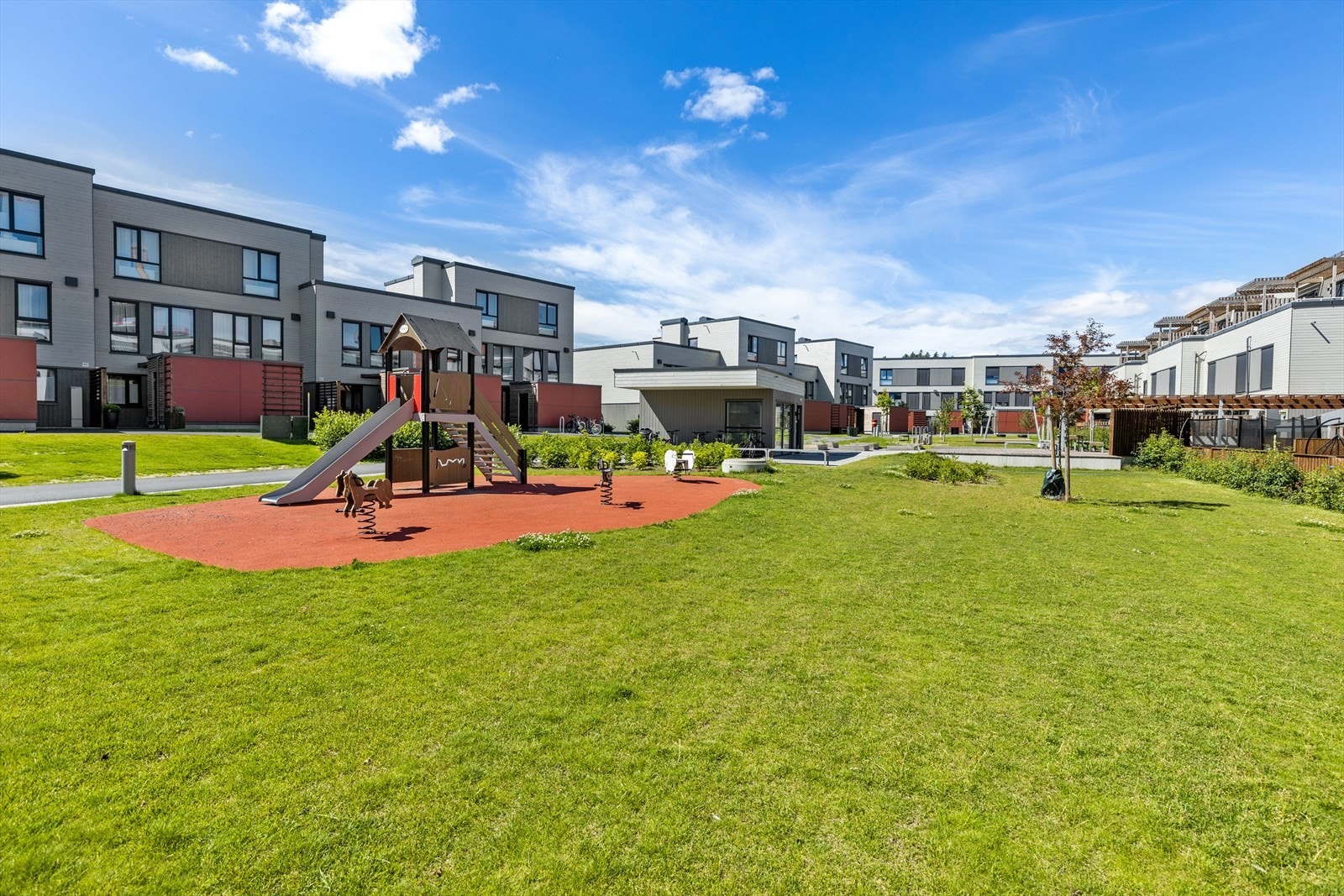 Fellesområdet har bla. store grøntområder, lekeplass, sittegrupper, pergola og bærbusker som gir et idyllisk miljø for hele familien. Galleribilde