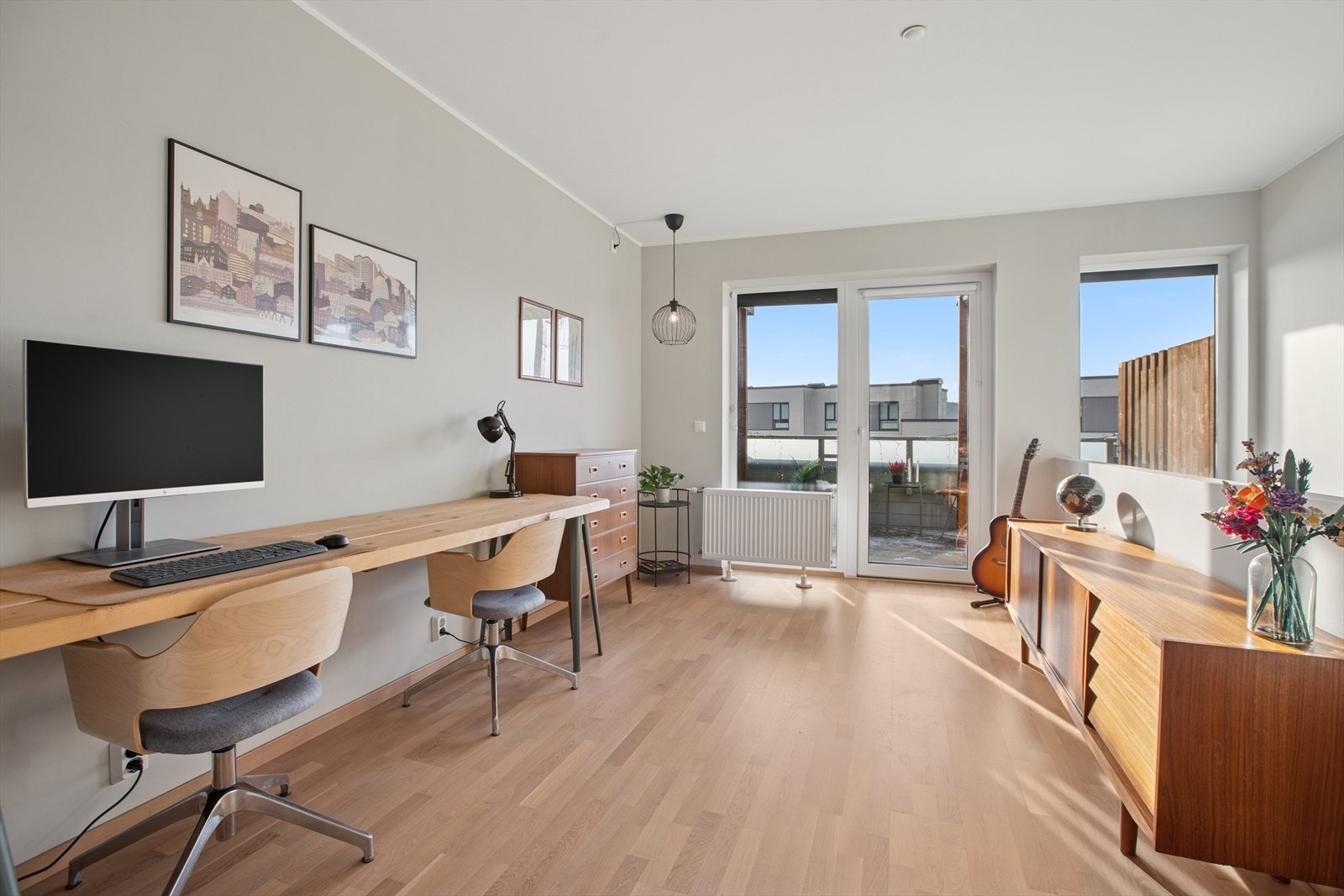 Denne stuen har god plass til sofagruppe og i tillegg er det rikelig med plass til f.eks hjemmekontor. Herfra er det utgang til en hyggelig takterrasse med gode solforhold. Galleribilde