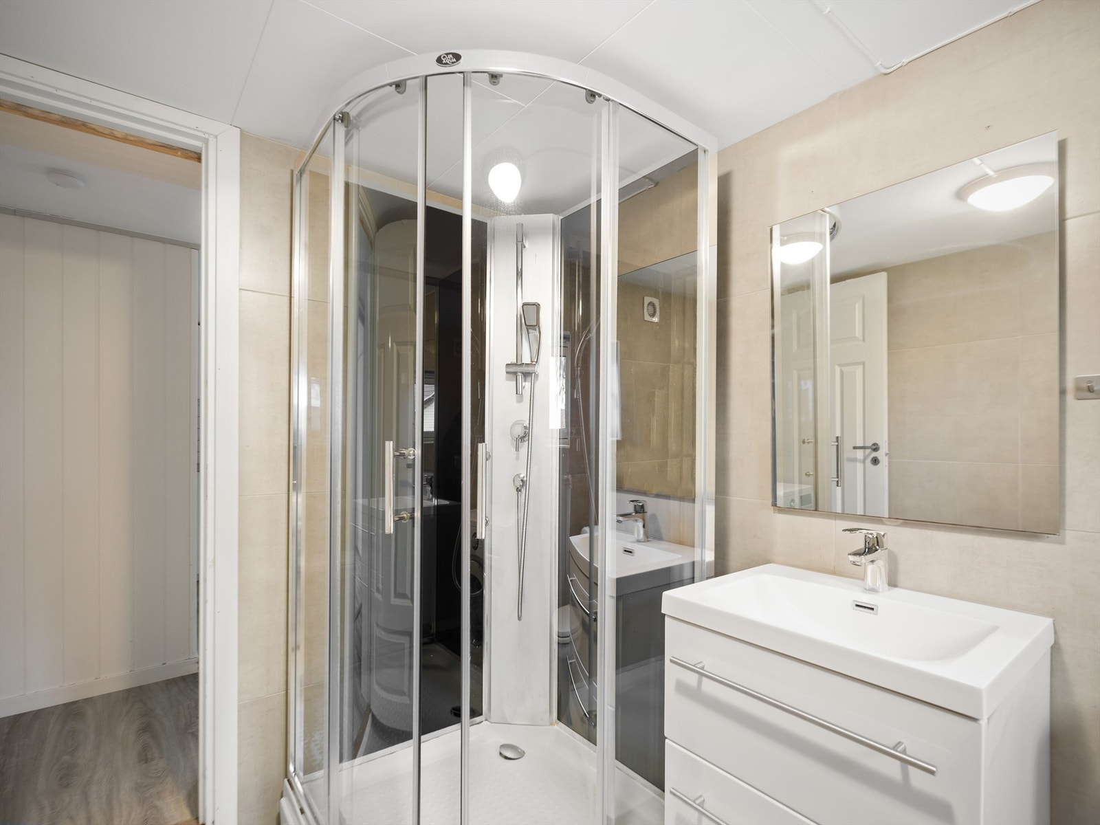 Sekundærboligens bad er både modernisert og noe utvidet fra opprinnelig størrelse. Galleribilde