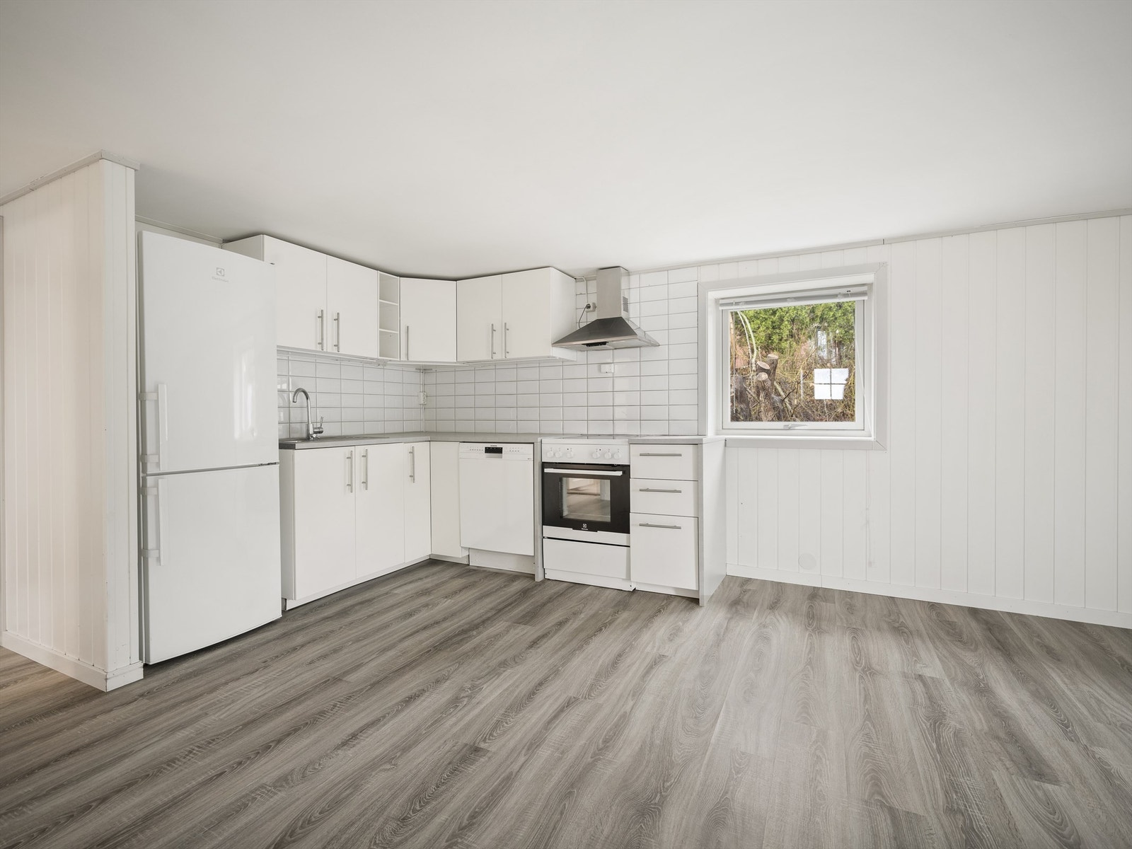 Ny kjøkkeninnredning ble installert i forbindelse med ombygging og er i dag noe brukspreget, men fullt funksjonell. Galleribilde