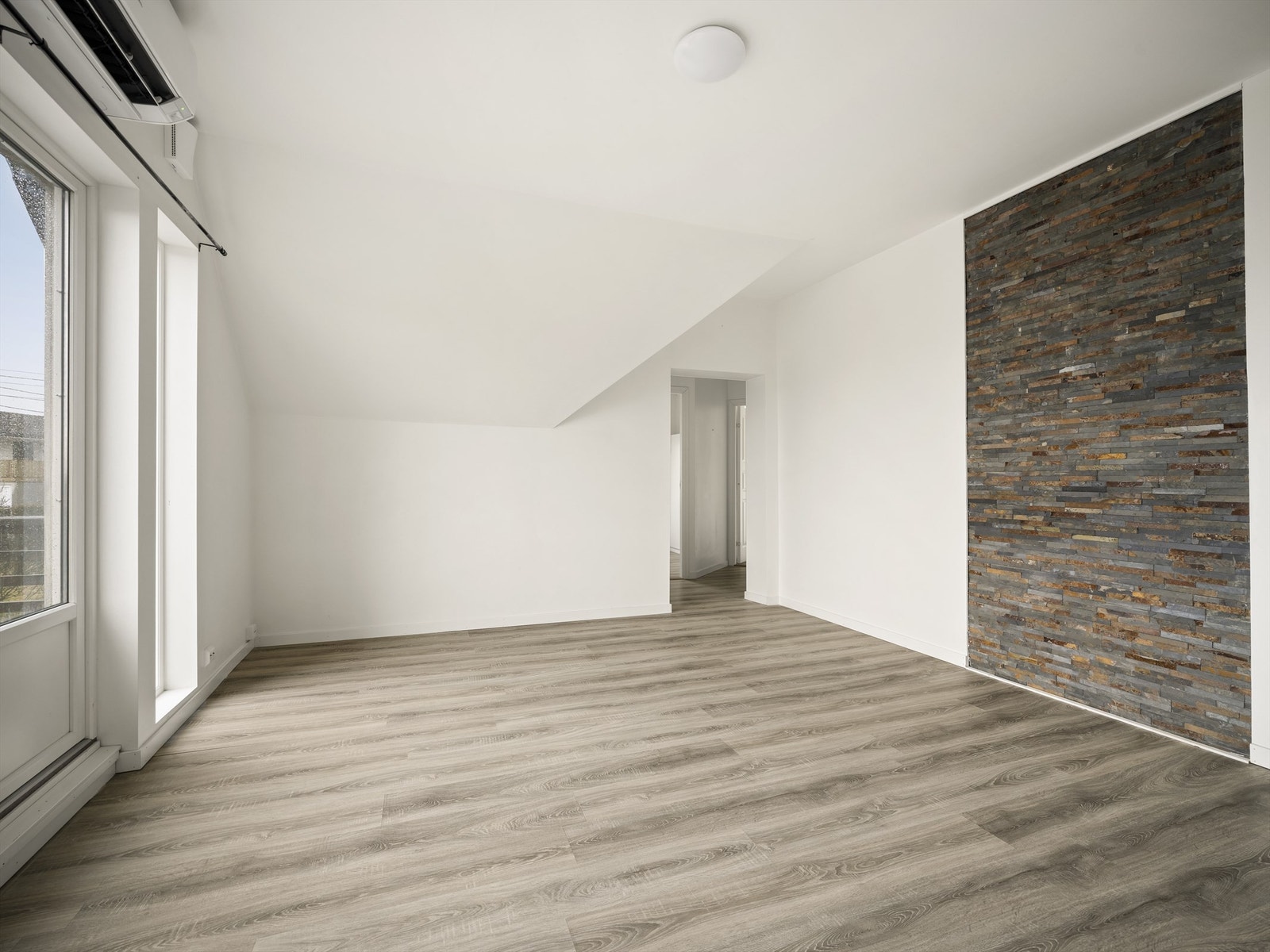 Romløsningen i tomannsboligens to boenheter er tilnærmet identisk; soverommene samlet rundt gangen innenfor stuen. Galleribilde