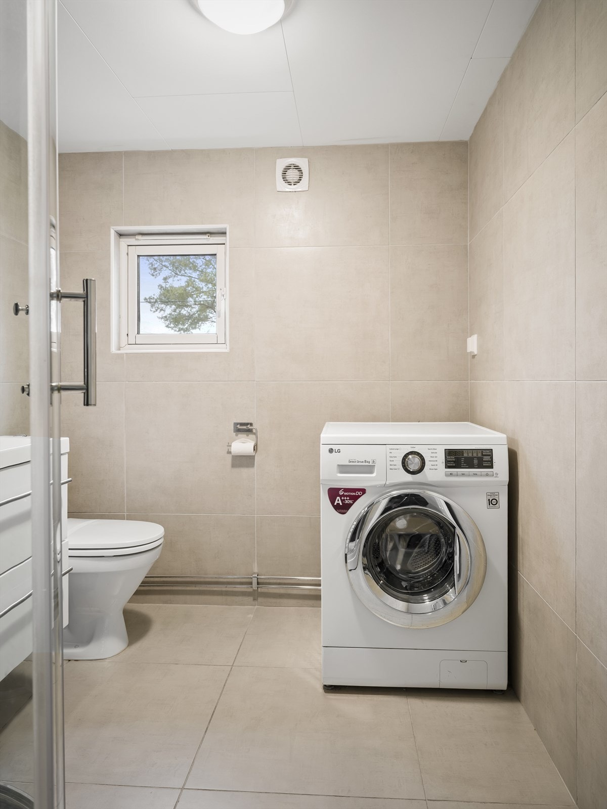 Dette badet benyttes med dusjkabinett som begrenser vannpåkjenning på overflatene. Galleribilde