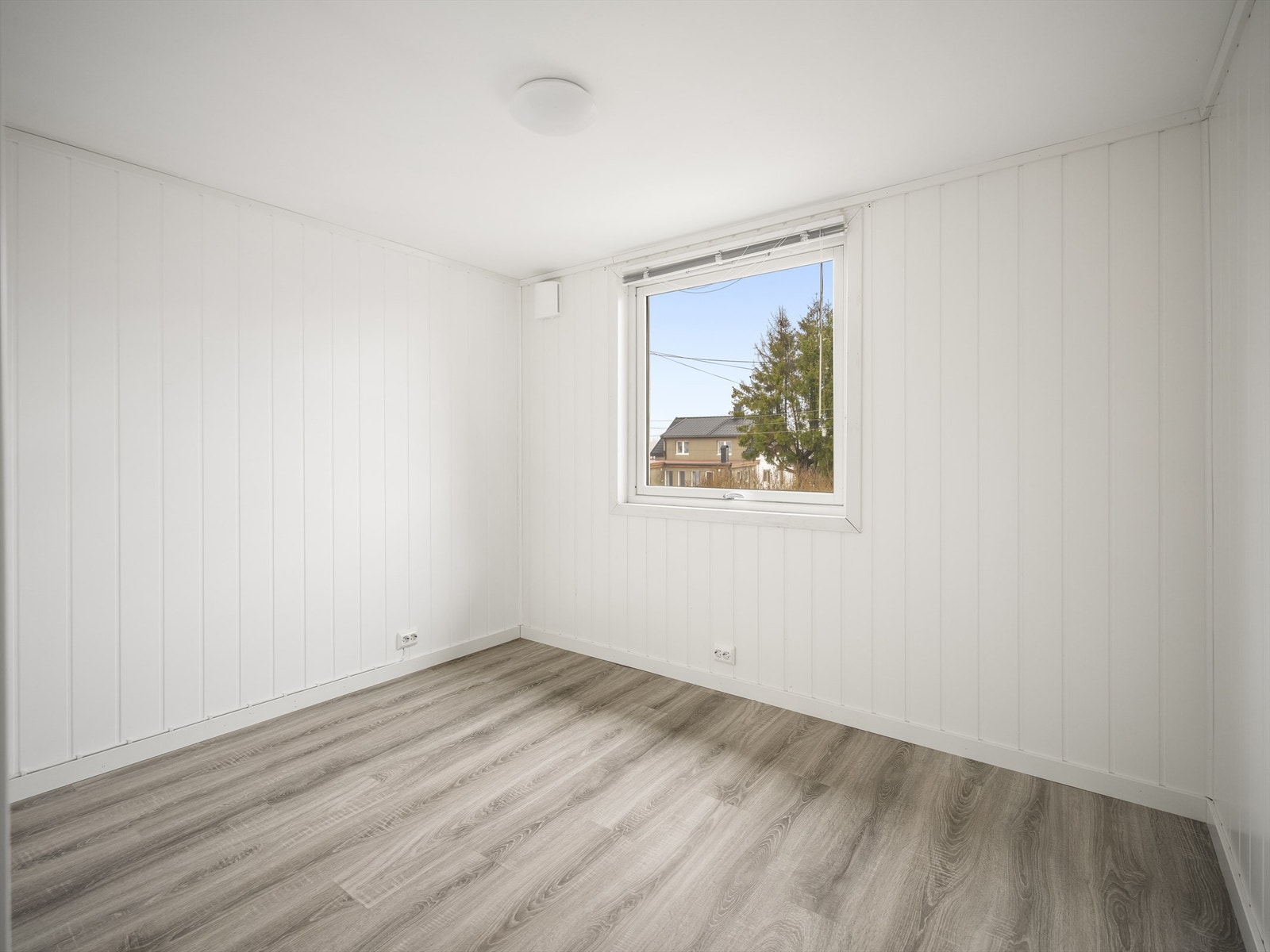 Sekundærboligens to soverom er begge av gode størrelser - dette som barne-/gjesterom. Galleribilde