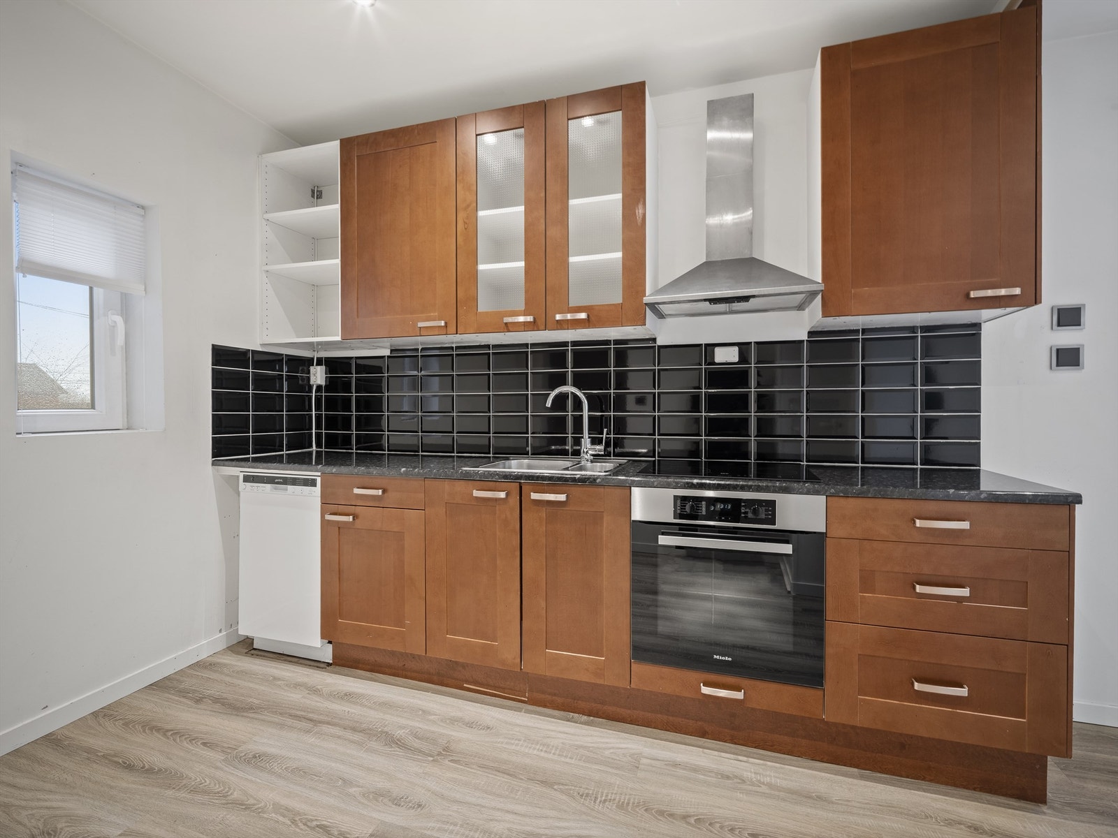 Kjøkkeninnredningen i første etasje er av større omfang enn etasjen over og noe brukspreget, men fullt funksjonell. Galleribilde