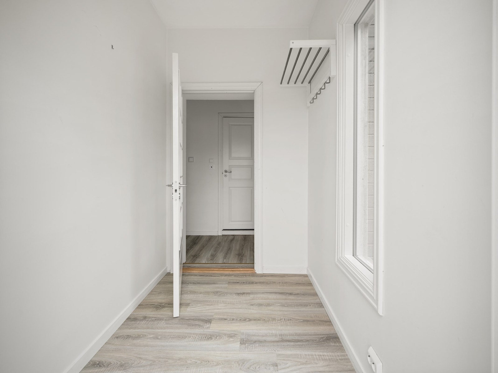 Entré for boenhet i første etasje. Boenheten i andre etasje har adkomst via lukket trapperom til egen entré. Galleribilde