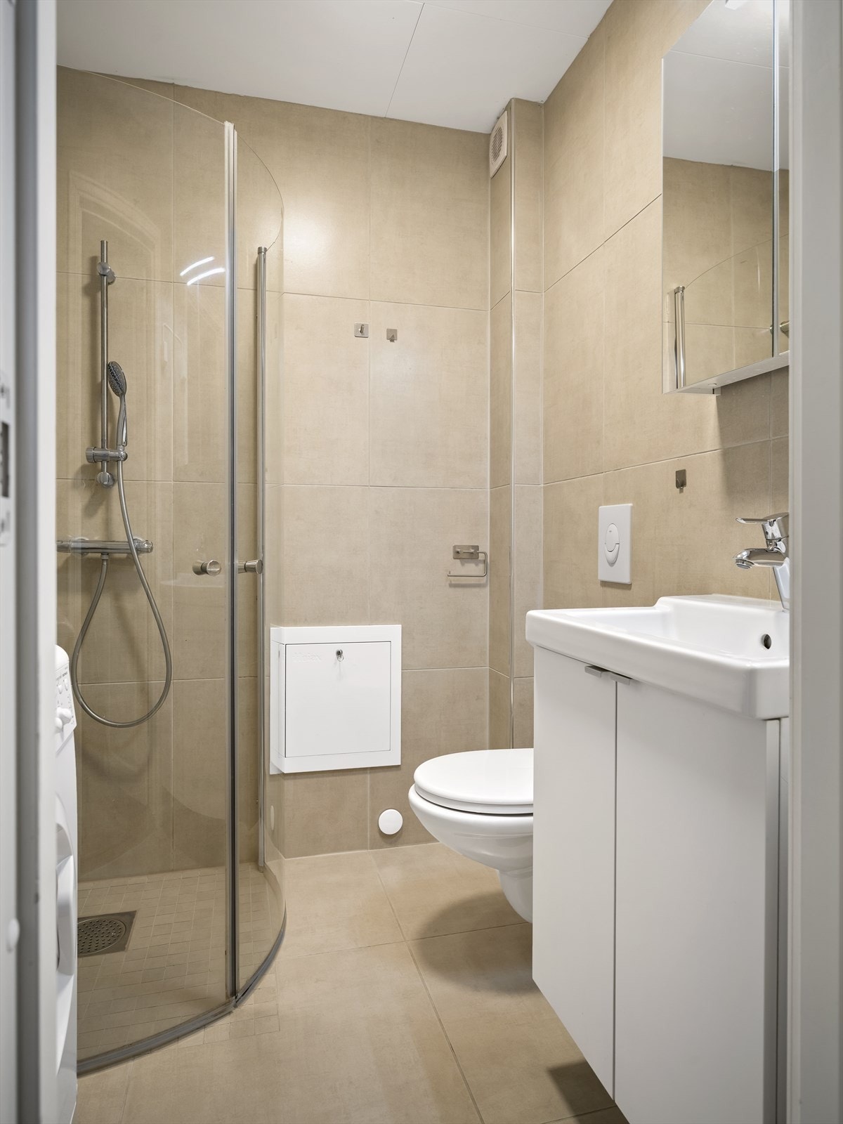 Badene ble bygget opp på nytt i forbindelse med med oppgradering av tomannsboligen. Begge har gulvvarme. Galleribilde