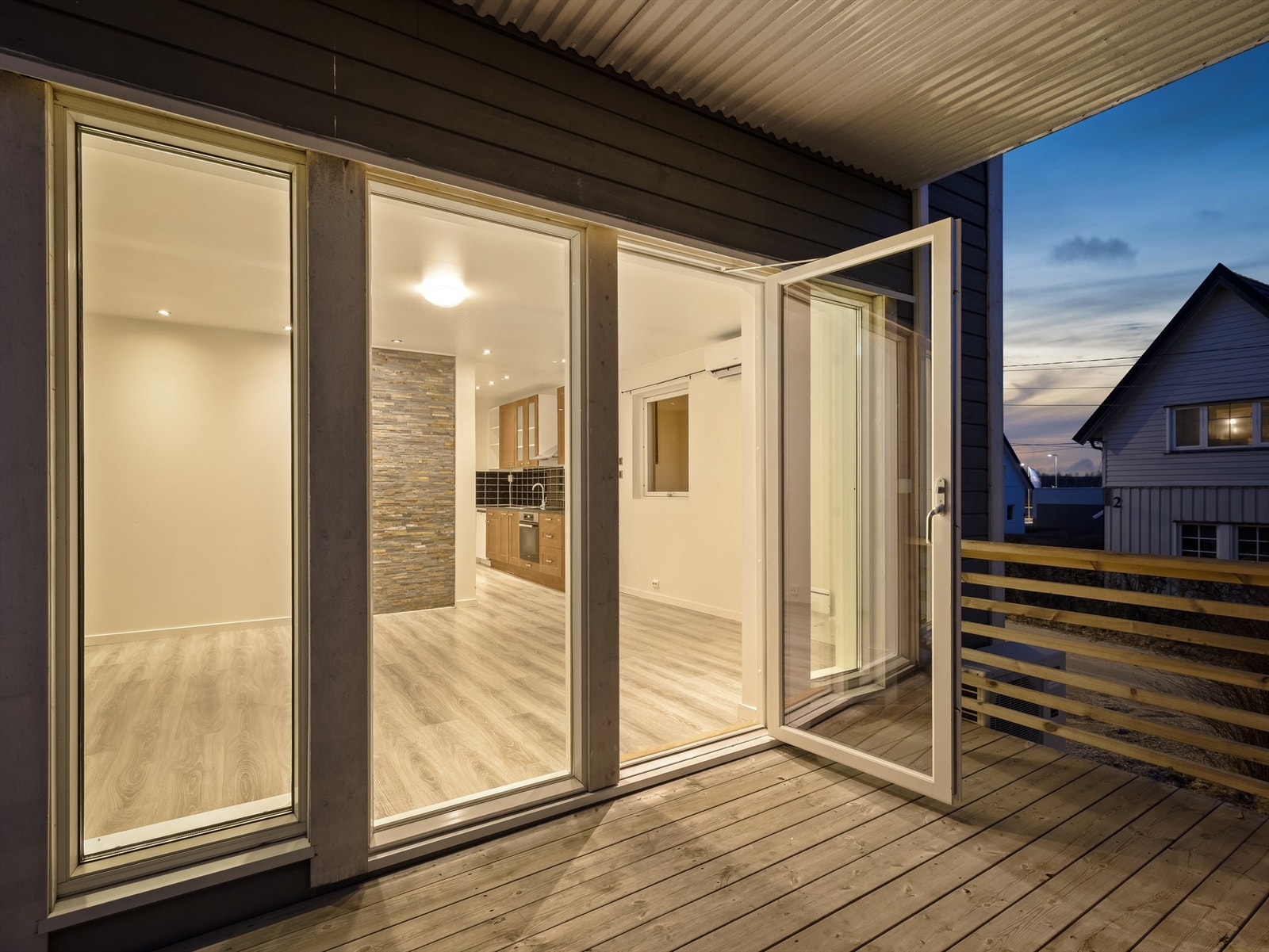 Vinduer i tomannsboligens første og andre etasje har isolerglass datert 2008. Galleribilde