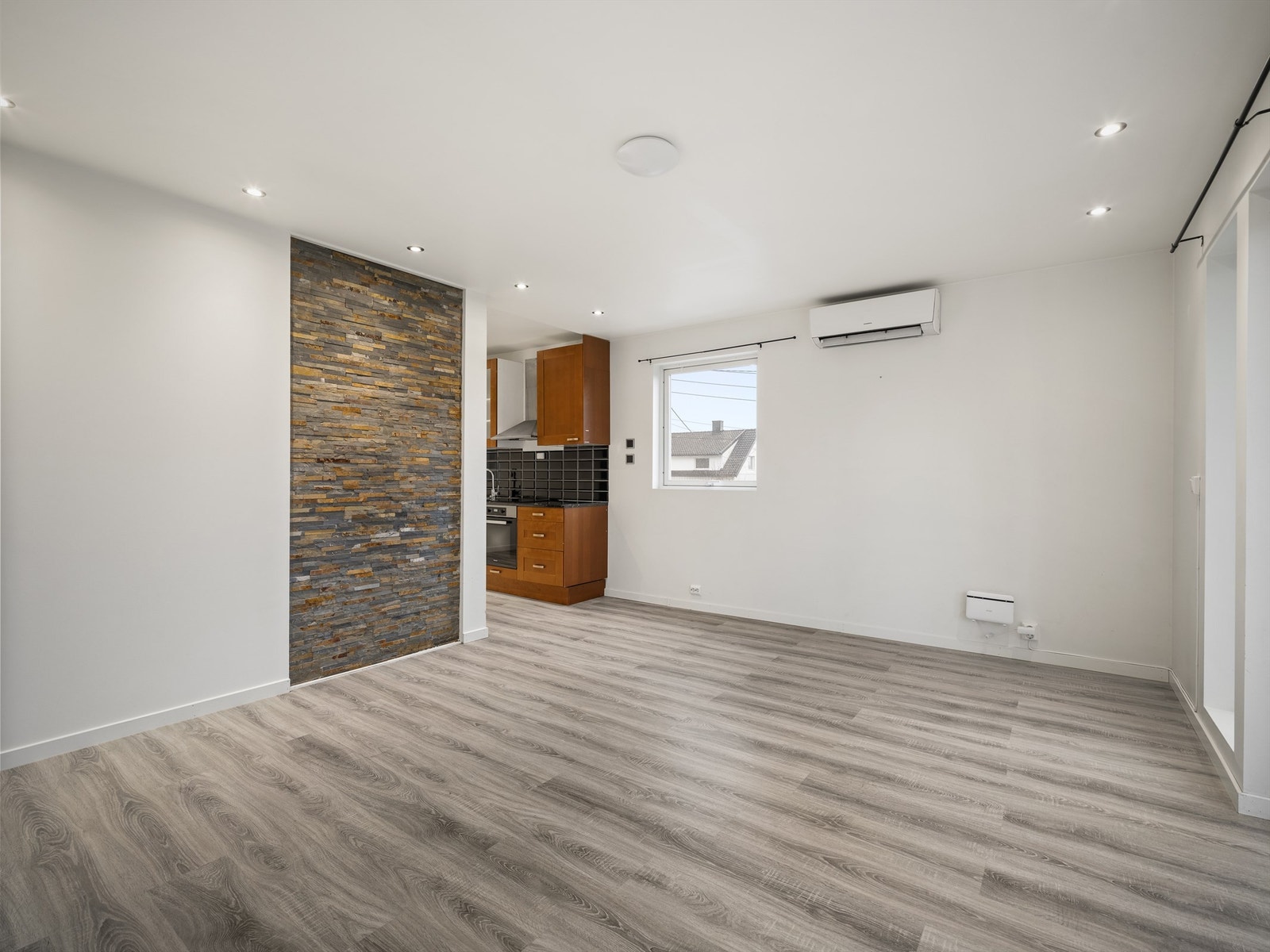 Stue og kjøkken er samlet i delvis åpen løsning i begge etasjer. Galleribilde