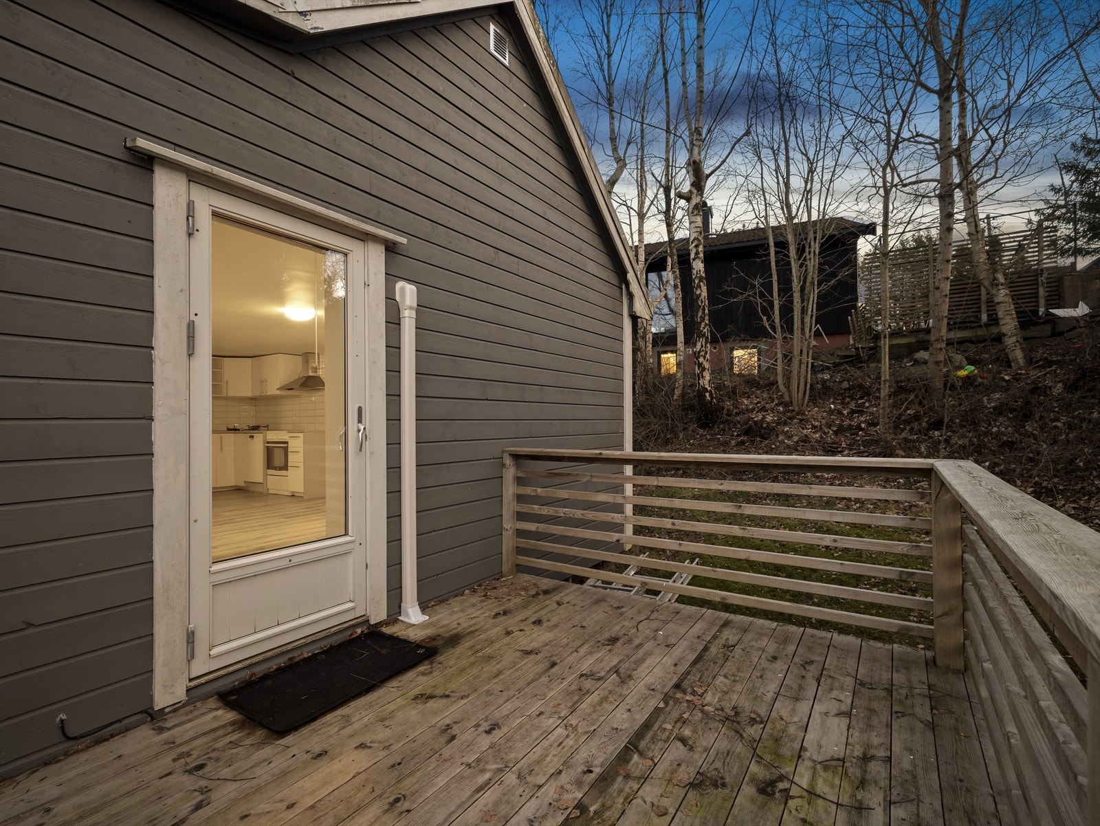 De fleste vinduer i tomannsboligen og sekundærboligen er fra 2008.
Utskiftninger/utbedringer av kledning må påregnes på begge boliger. Galleribilde