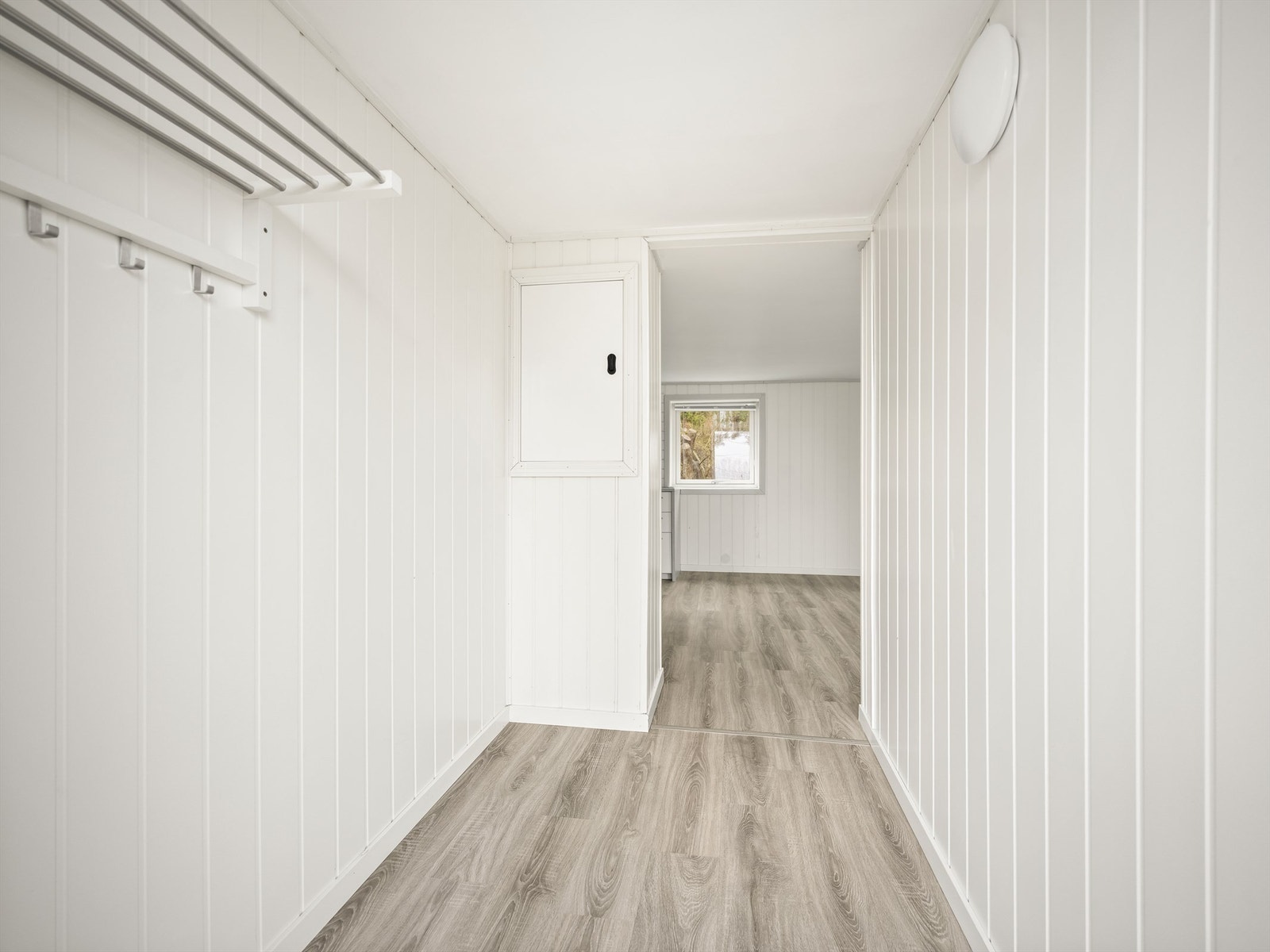 Sekundærboligen har eget sikringsskap, montert i entreen. Galleribilde