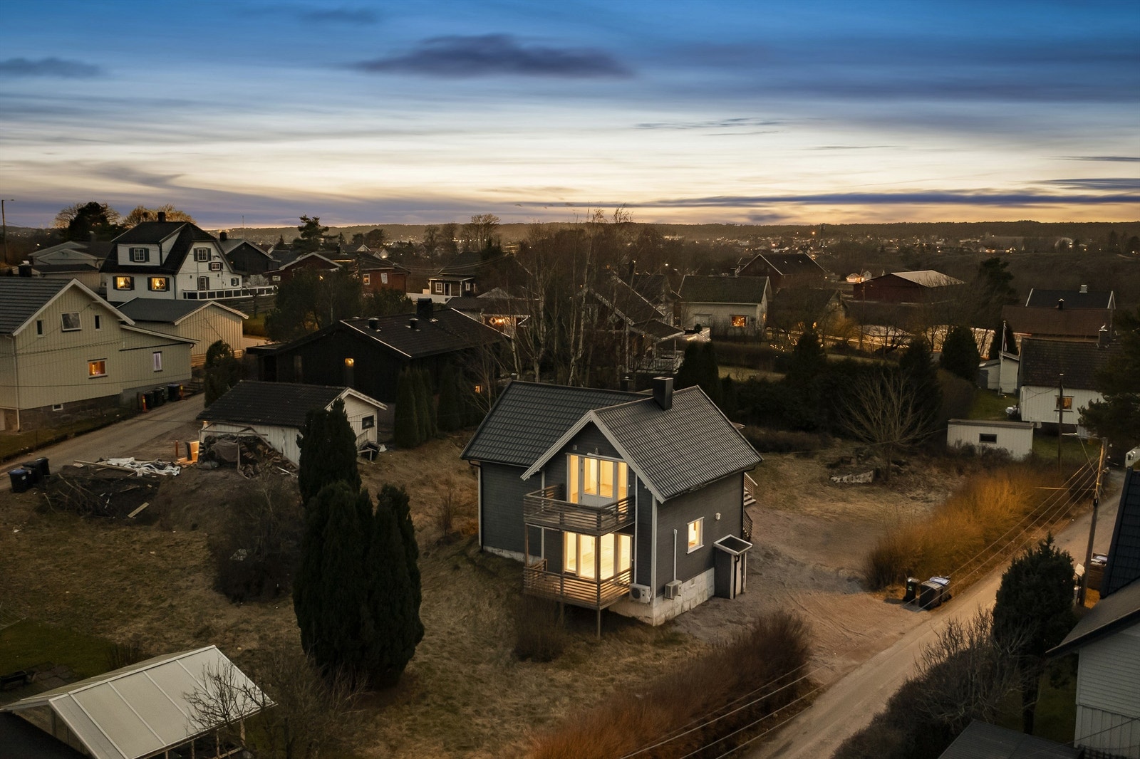 Ombygging og betydelig modernisering av begge boliger ble utført i perioden 2013-2017. Tomten er angitt til 1.160 kvm., grensene usikre. Galleribilde