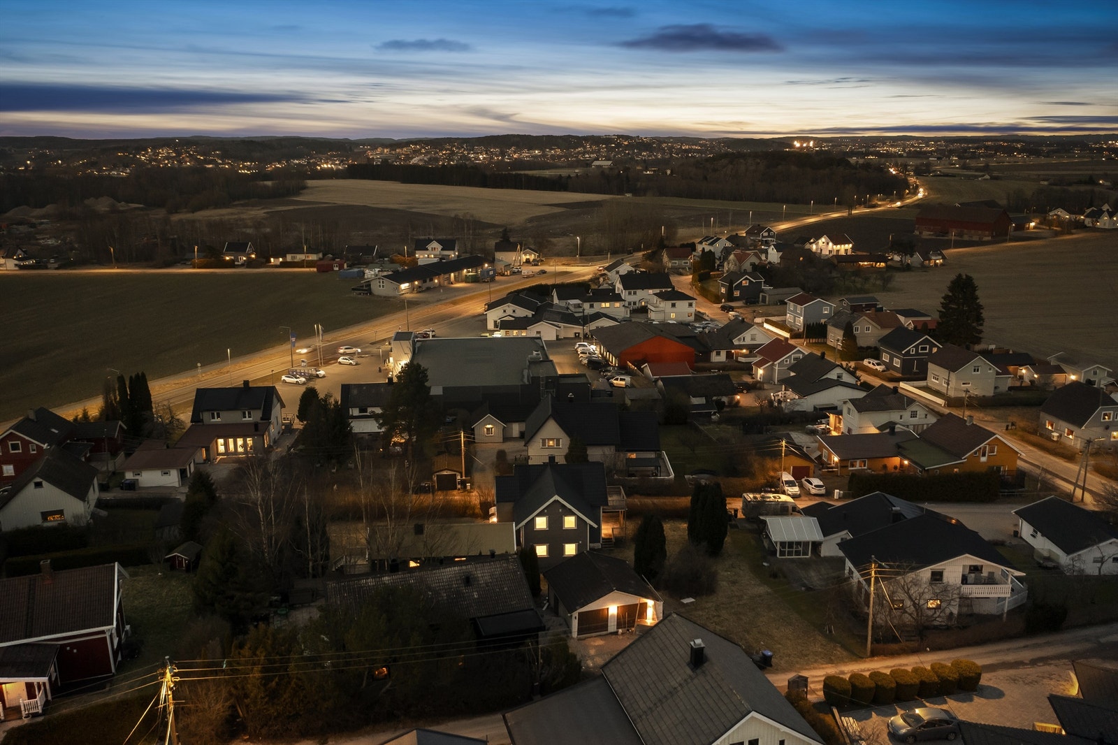 Kollektivtilbudet er velutviklet; buss mot både Fredrikstad og Sarpsborg sentrum har hyppig avganger fra Torp dagen gjennom. Galleribilde