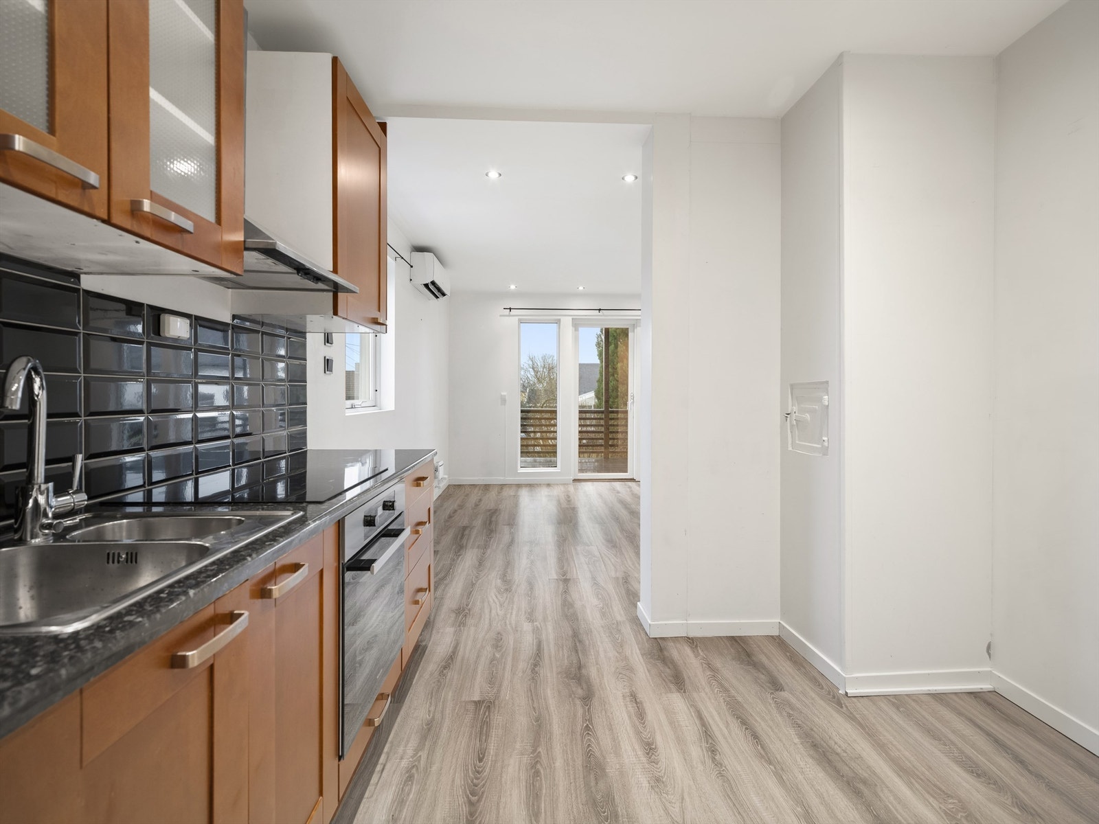 Alle rom utenom bad har laminatgulv, lagt gjennomgående og helhetlig mellom stue og kjøkken. Galleribilde