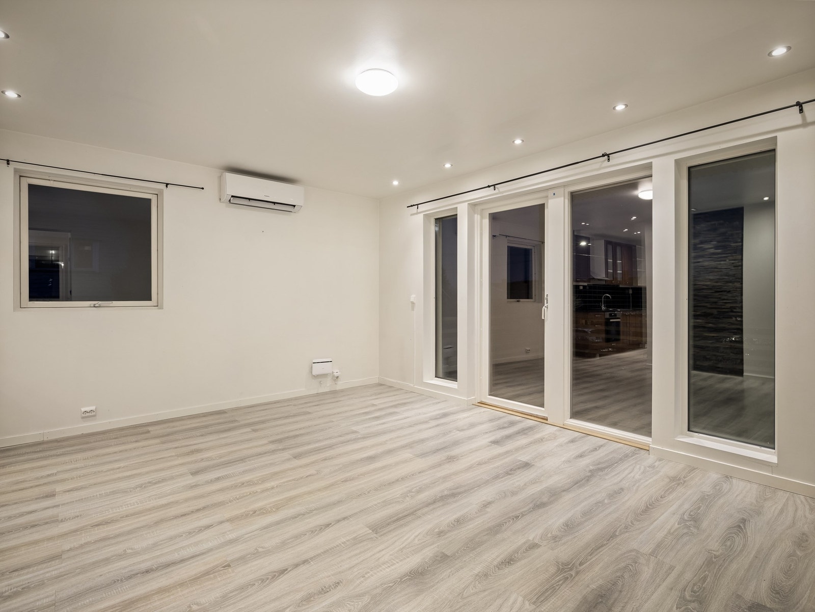 Stuen og kjøkkenet har effektfull belysning fra innfelte spotter. Galleribilde