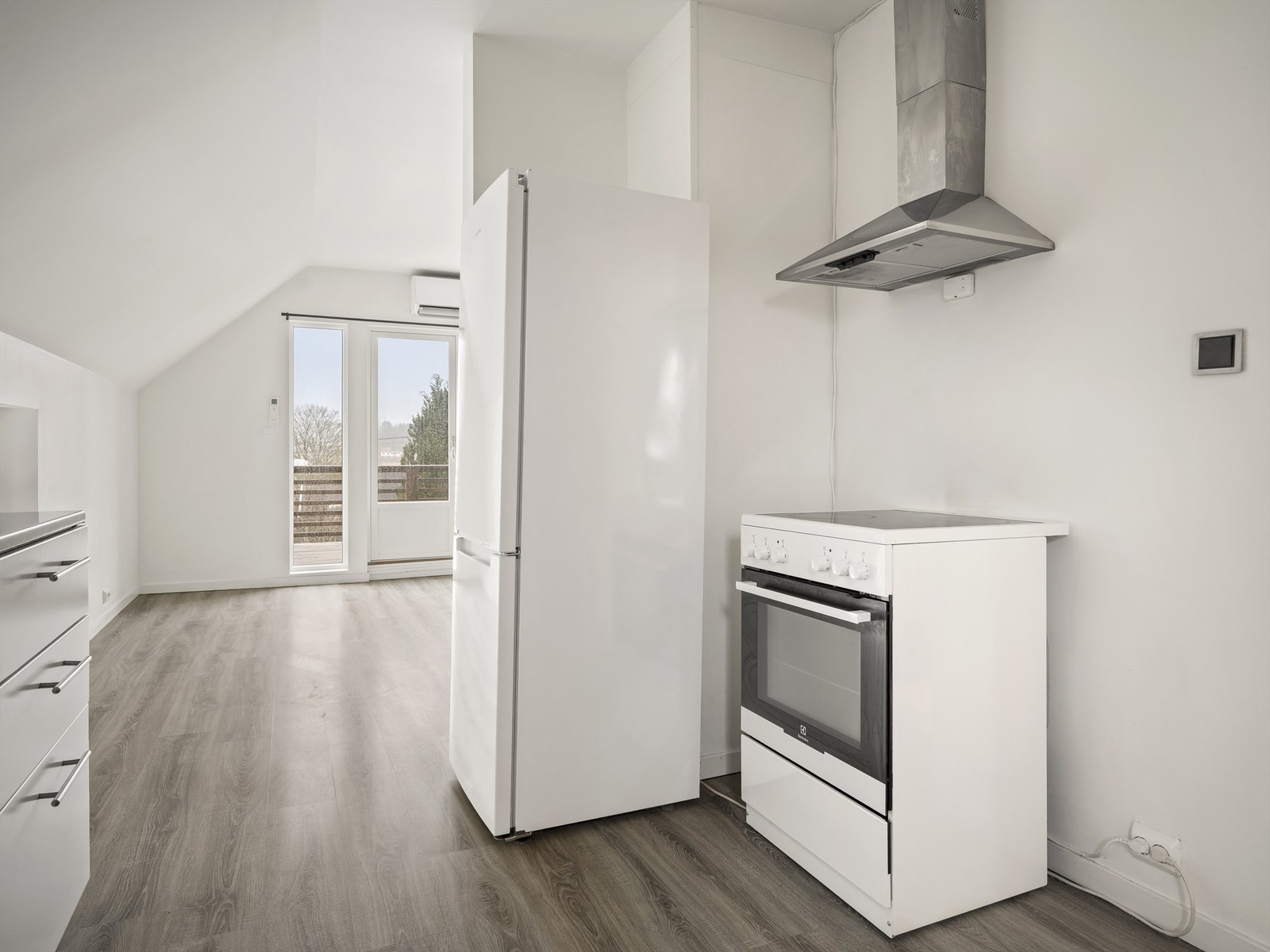 Frittstående hvitevarer medfølger kjøkkenet i andre etasje. Galleribilde