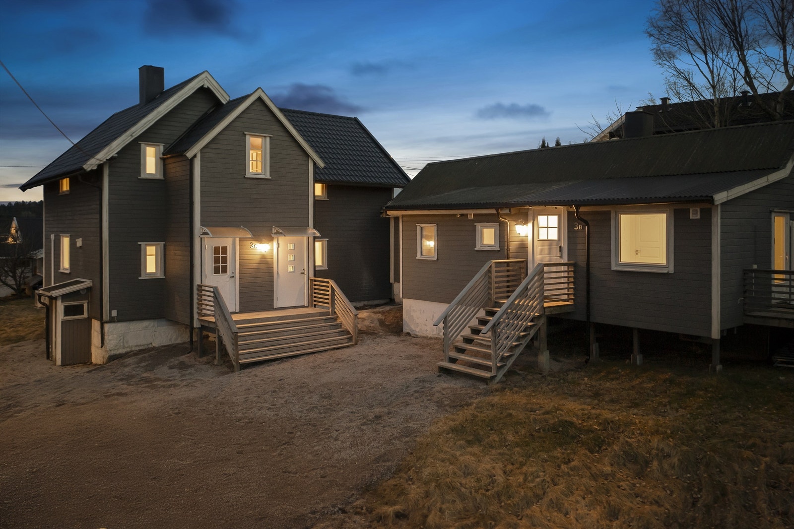 Tomannsboligens to enheter deler inngangsparti. Frittstående sekundærbolig har 63 kvm. BRA-i. Galleribilde