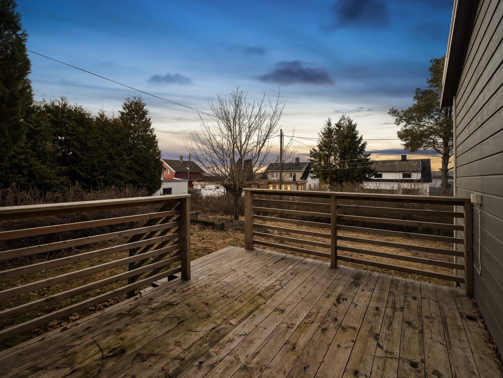 Sekundærboligen har terrasse henvendt i vestlig retning, mot ettermiddags-/kveldssolen sommerstid. Galleribilde