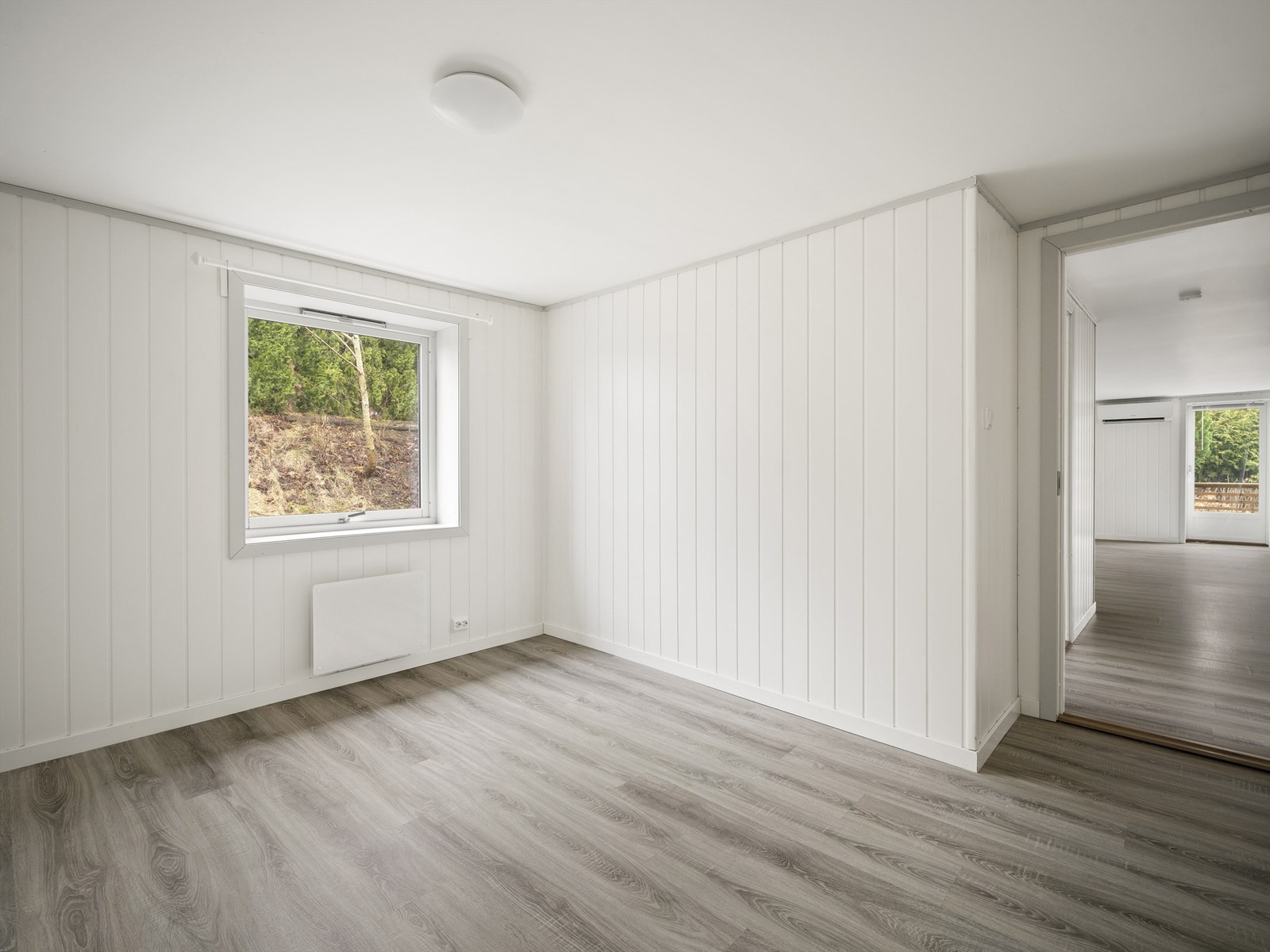 Hekk og vegetasjon utenfor vinduene skjermer for innsyn til soverommene. Galleribilde