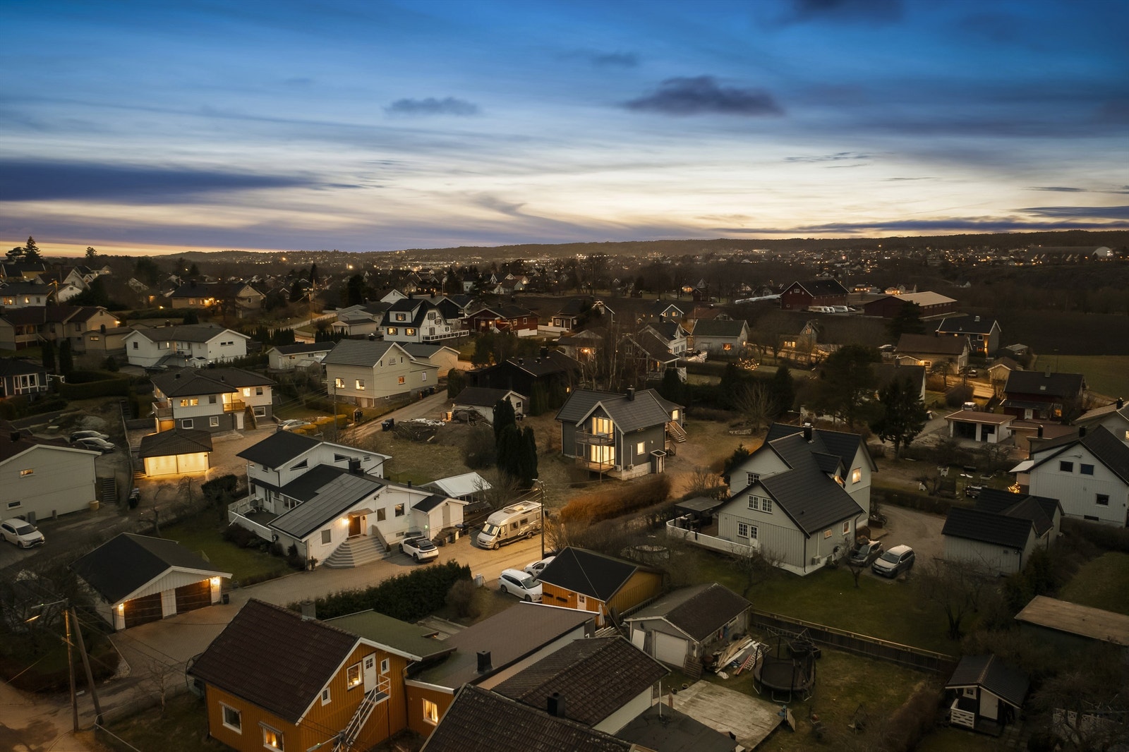 Nærmiljøet er veletablert og utpreget familievennlig. Barneskole innenfor kort gangavstand. Galleribilde