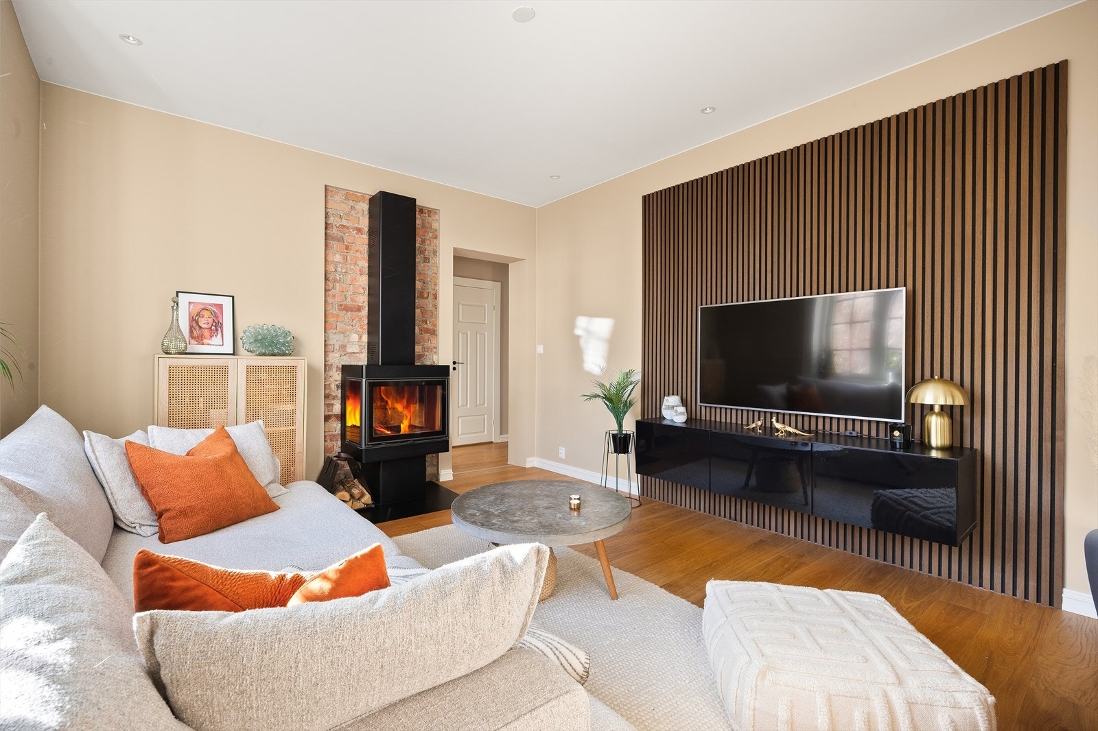 Rommet har stort vindu, god takhøyde på 2,7 meter og moderne spilevegg. Galleribilde