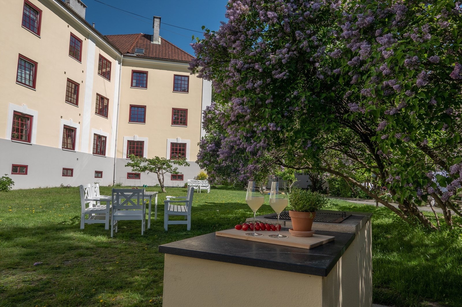 Bakgården oppleves som en egen privat park for beboerne. Med gode solforhold, flere spisegrupper og felles grill. Galleribilde