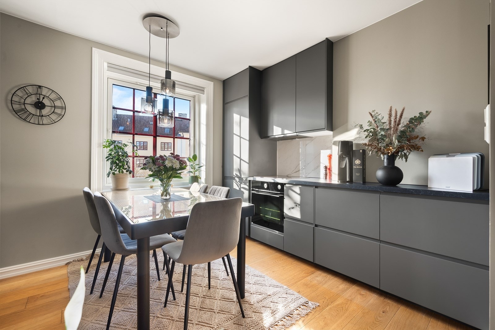 På kjøkkenet er det en innbygget vaskemaskin (kombinert vask/tørk) som medfølger leiligheten. Galleribilde