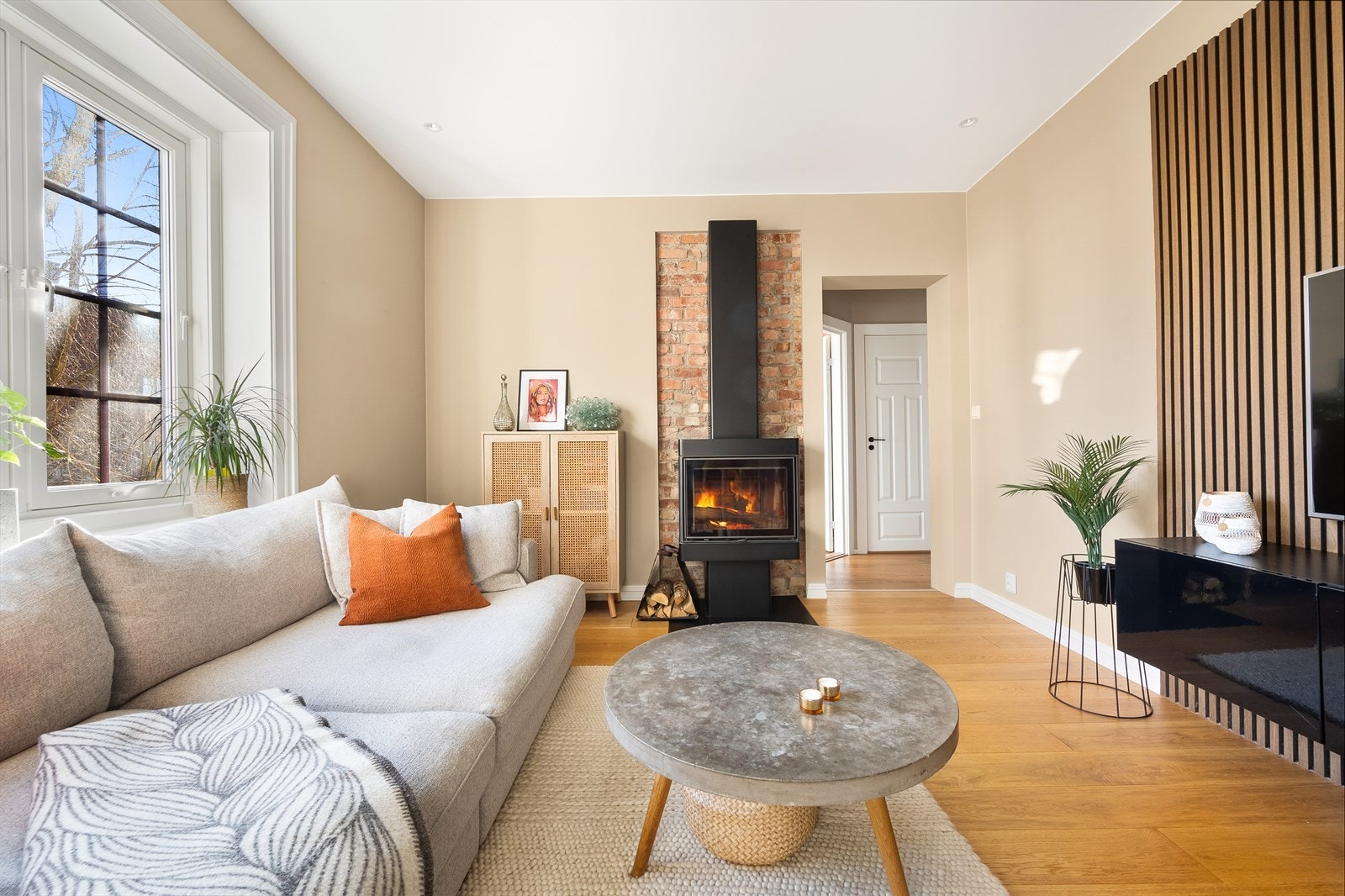 Nyere og moderne peis som sikrer behagelig, vedvarende varme i hele leiligheten. I tillegg bidrar peisen til hyggelig stemning på kalde høst- og vinterkvelder. Galleribilde