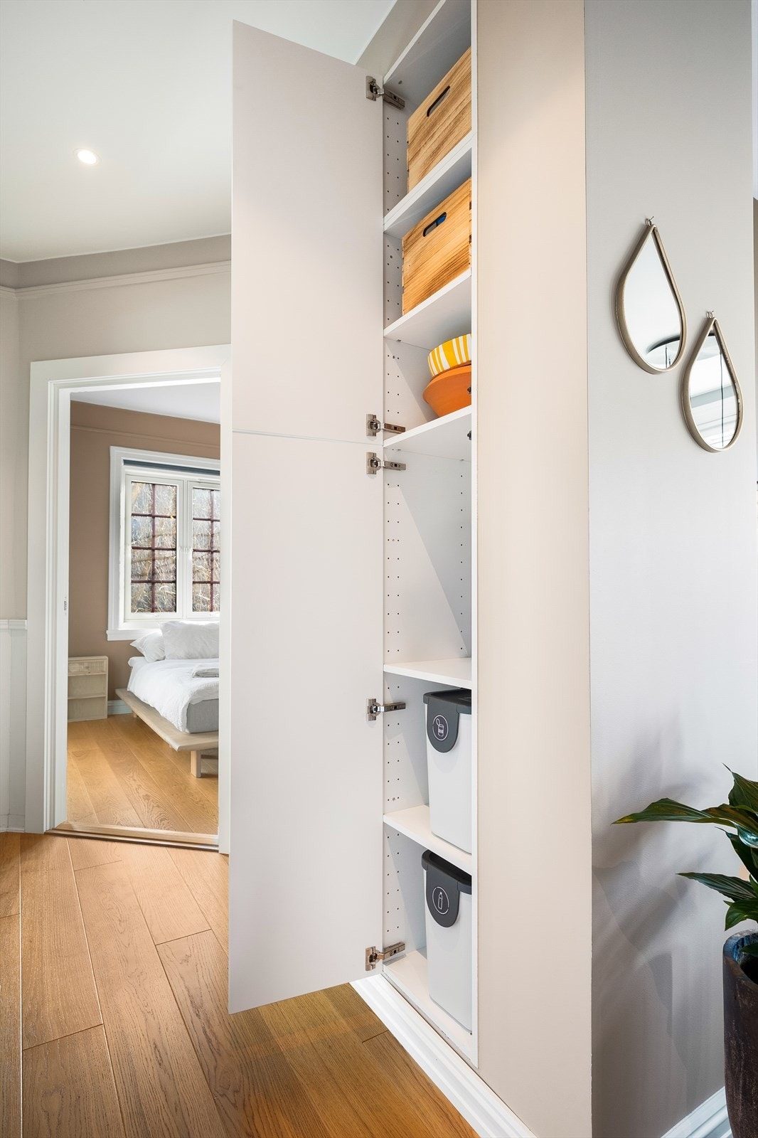 Det er plass til knagger, skohylle og innebygd garderobeskap for lagring av yttertøy. Galleribilde