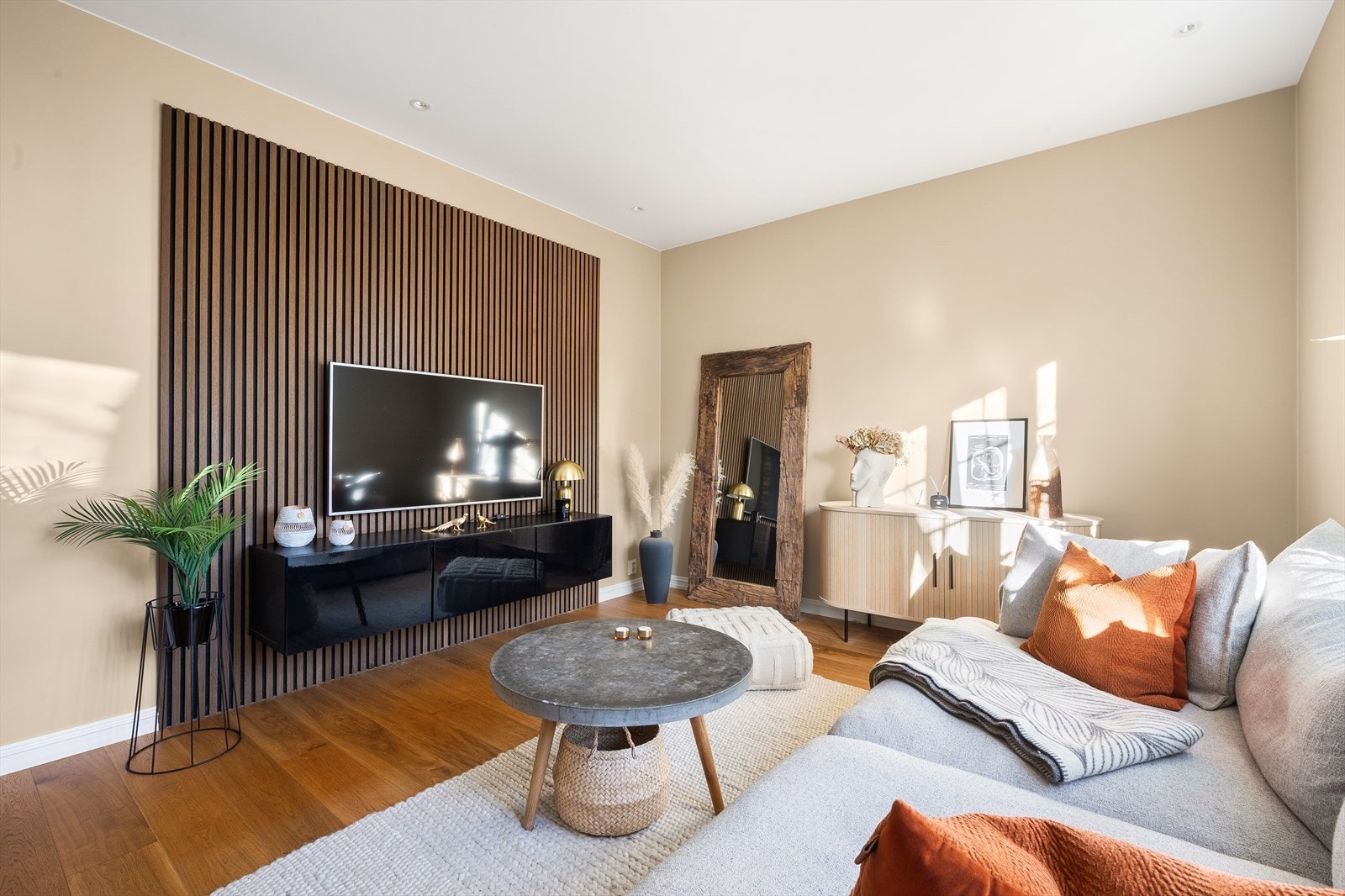 Leiligheten har en lys, lun og innbydende stue med nydelige detaljer. Galleribilde