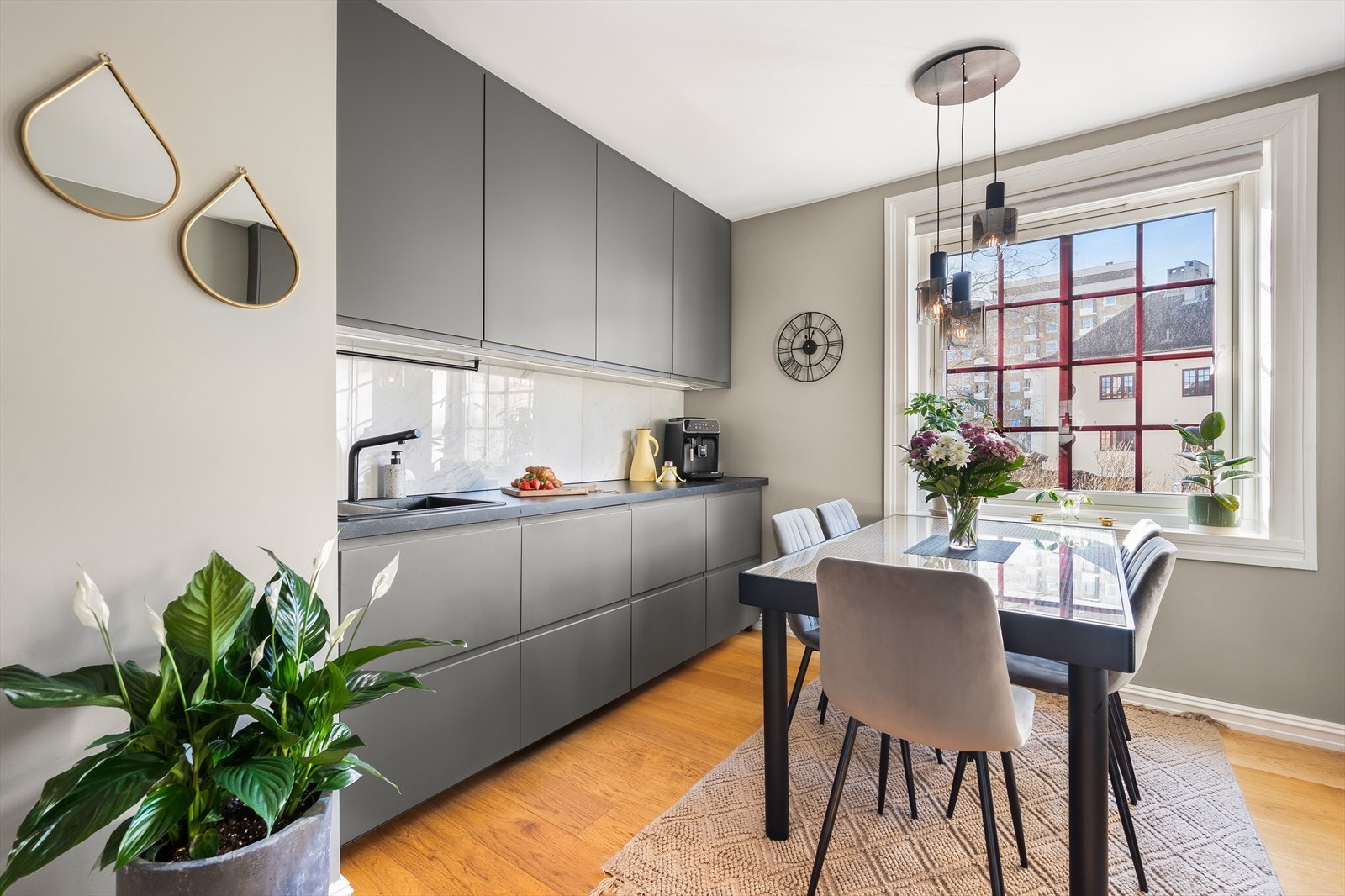 Moderne og stilsikkert kjøkken fra 2022 med spiseplass. Galleribilde