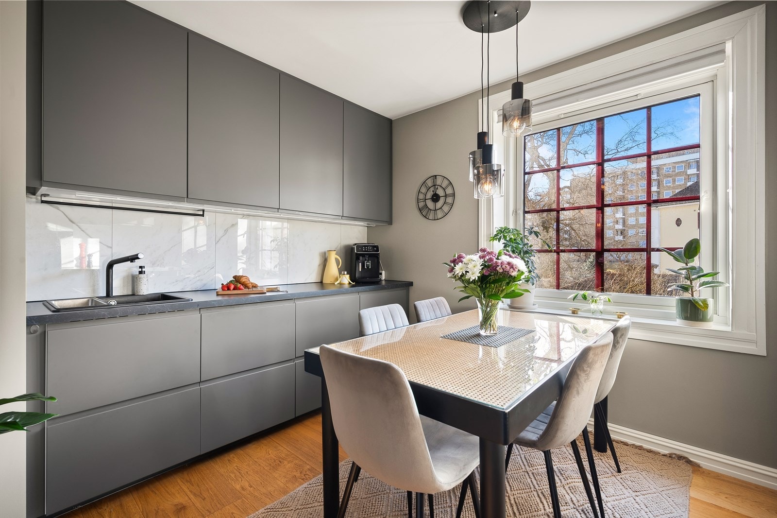 Integrerte hvitevarer med platetopp, stekeovn, oppvaskmaskin og kjøl/fryseskap. Kullfilterventilator over kokeplass. Galleribilde