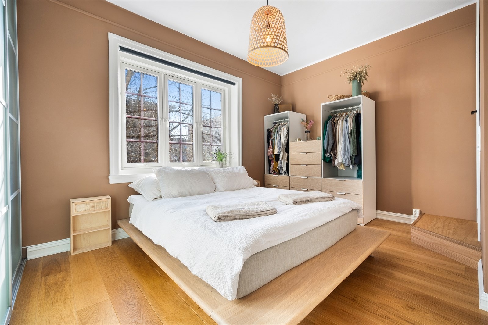 Leiligheten ligger i 2. etasje og inneholder entré, bad, toalettrom, soverom, kjøkken og stue. Galleribilde