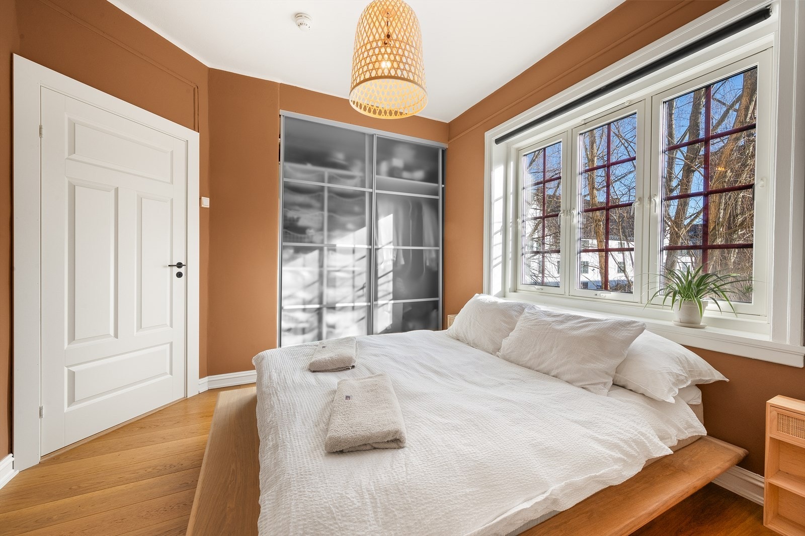 Det er god plass til dobbeltseng med tilhørende nattbord på hver side. Det er innebygd skyvedørsgarderobe med masse lagringsplass. Galleribilde