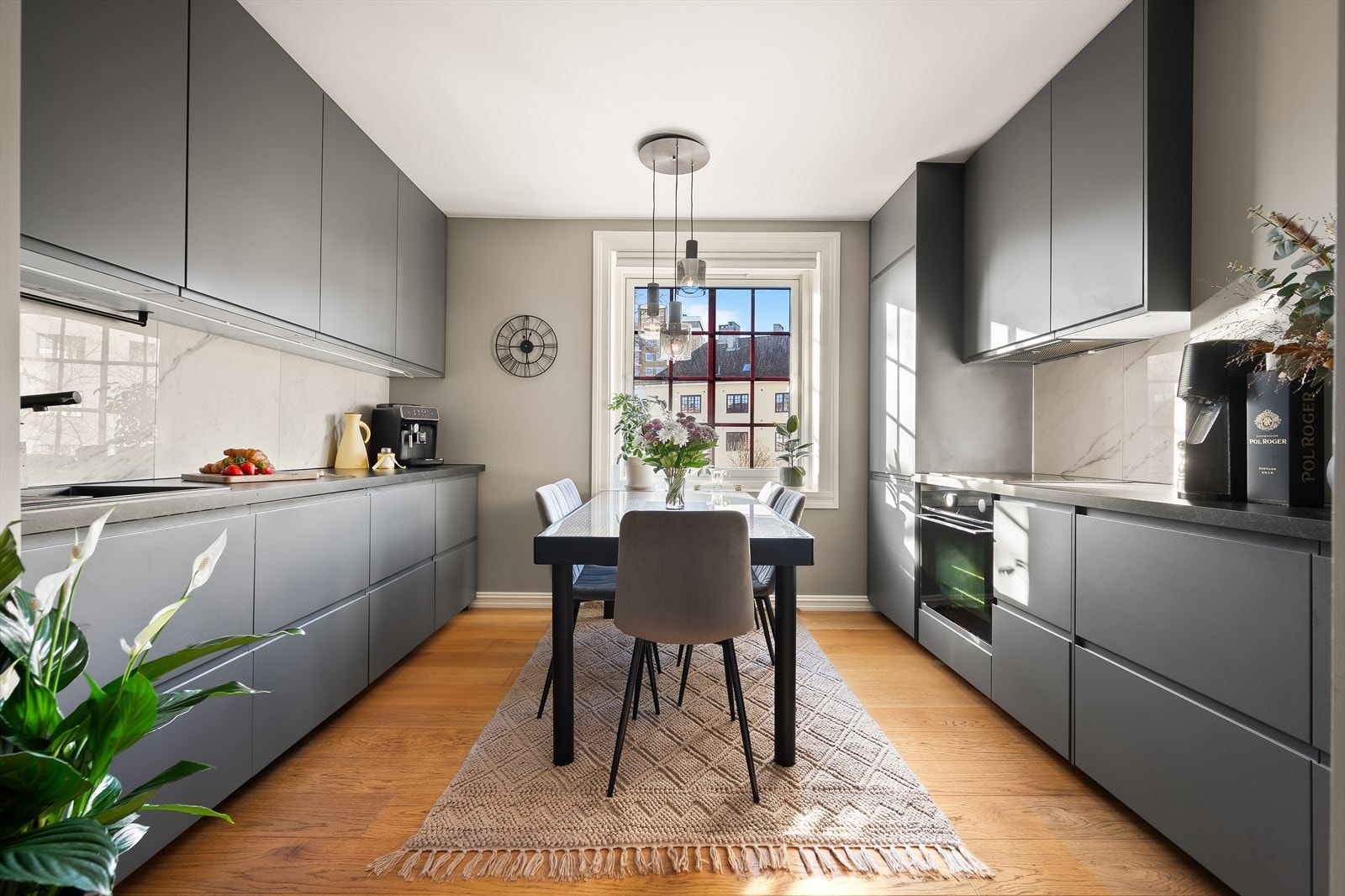 En nyoppusset, rålekker og strøken 2-roms hjørneleilighet med tilbaketrukket beliggenhet på Bjølsen. Galleribilde