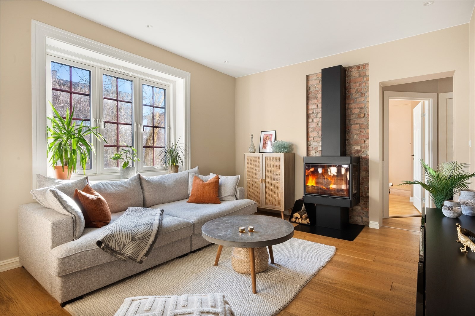 I stuen er det god plass til stor sofagruppe med tilhørende sofabord og tv- benk. Galleribilde